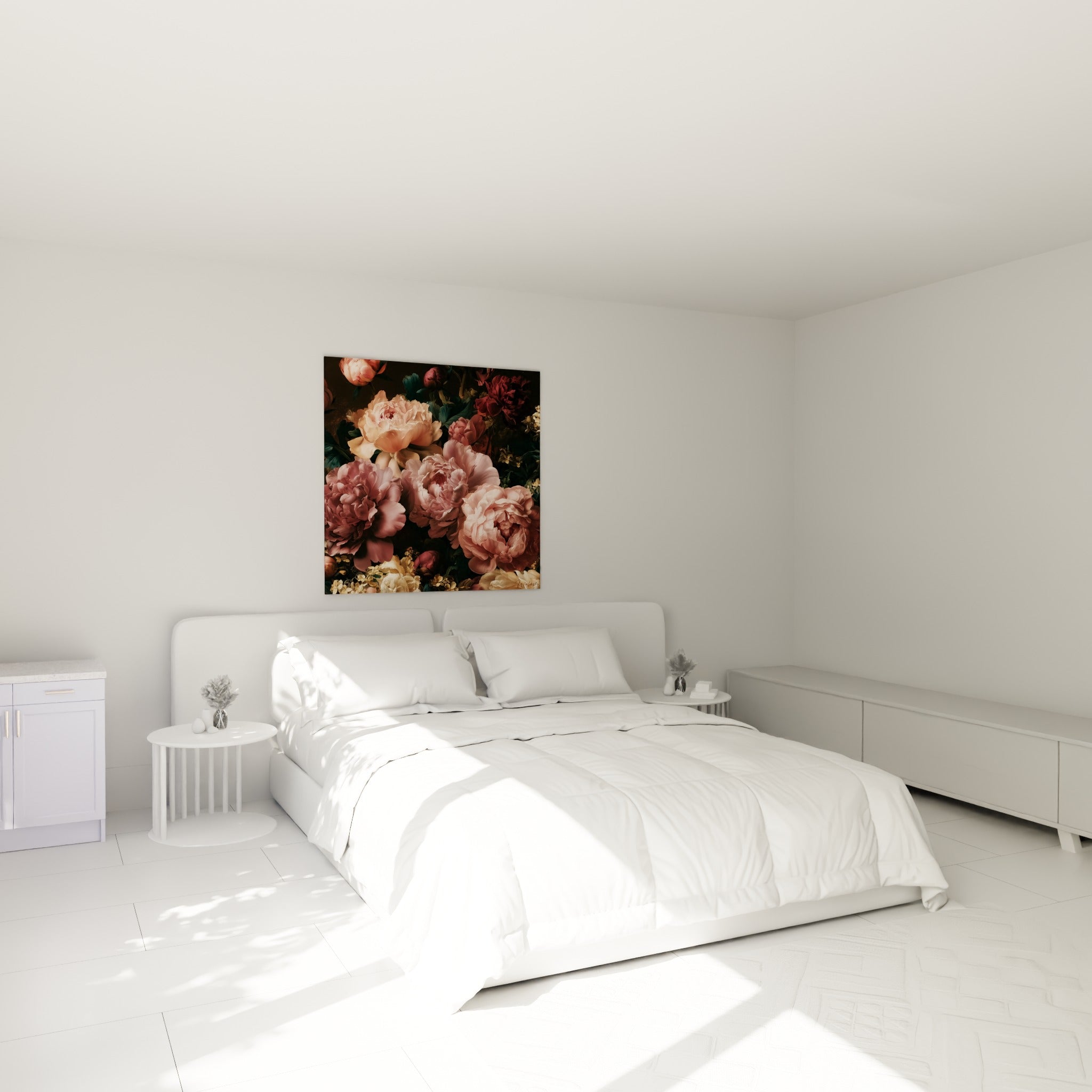 Bouquet de pivoines rose pâle et mauve au-dessus d'un lit dans une chambre claire