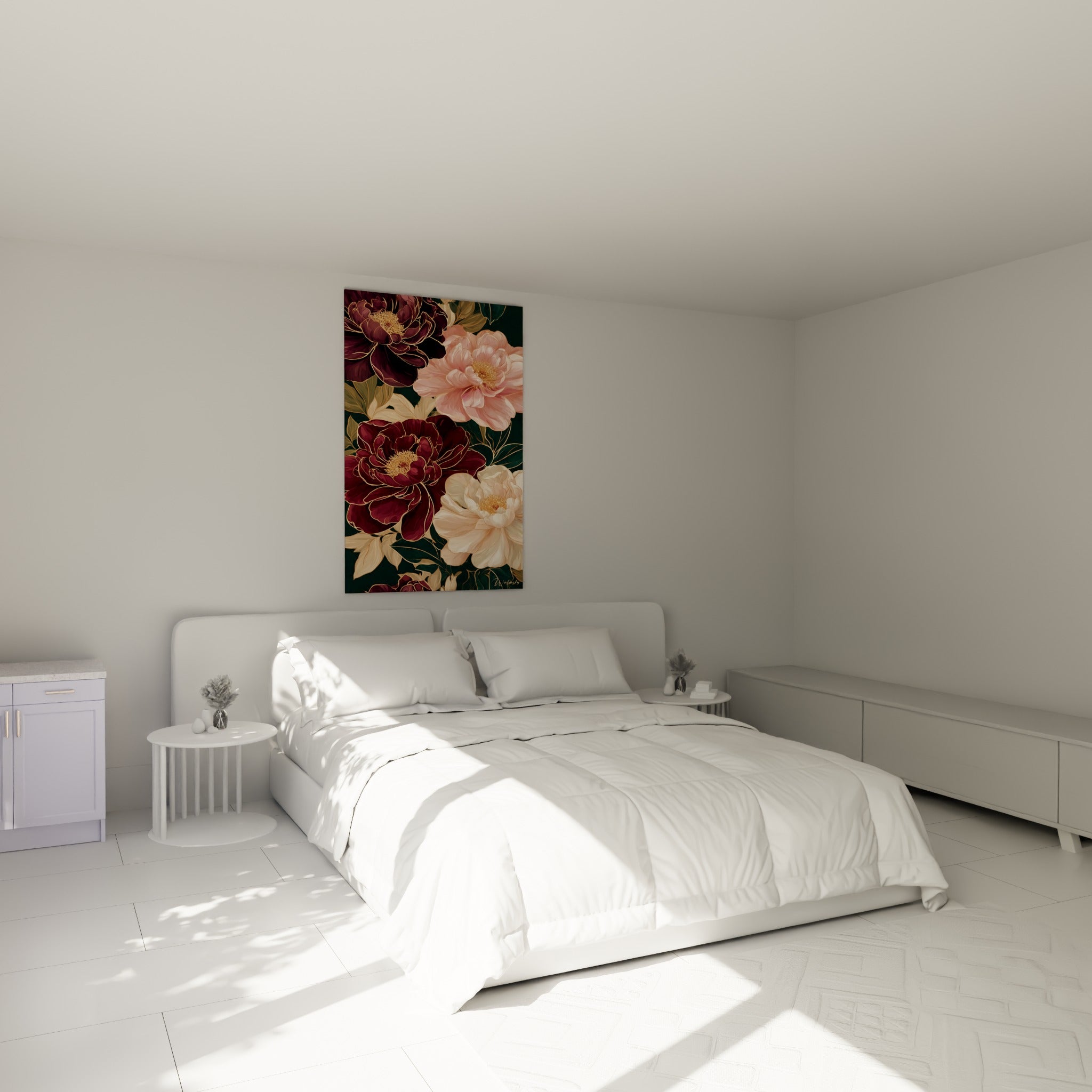 Bouquet de pivoines pourpres et roses peint avec liserés dorés, accroché au-dessus d'un lit dans une chambre claire