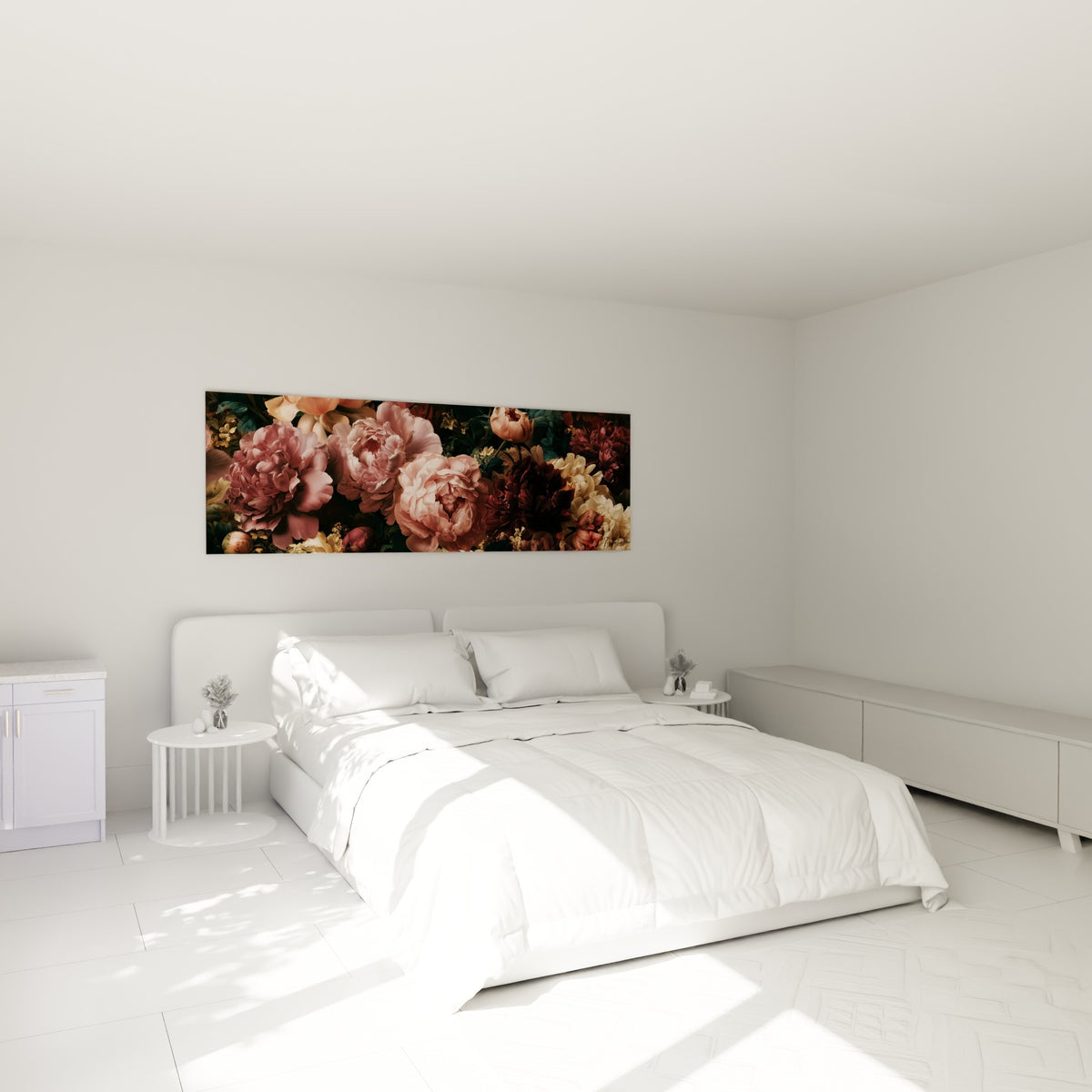 Bouquet de pivoines roses et crème accroché au-dessus d'un lit dans une chambre claire