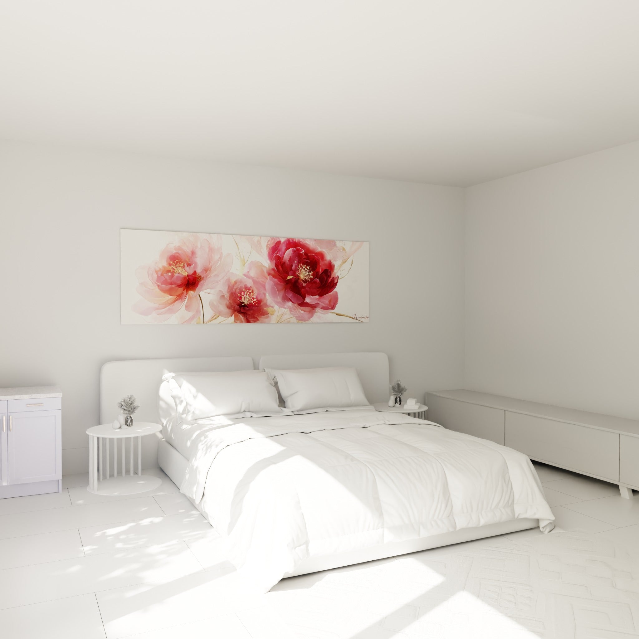 Bouquet de pivoines roses et bordeaux au-dessus d'un lit dans une chambre claire et épurée
