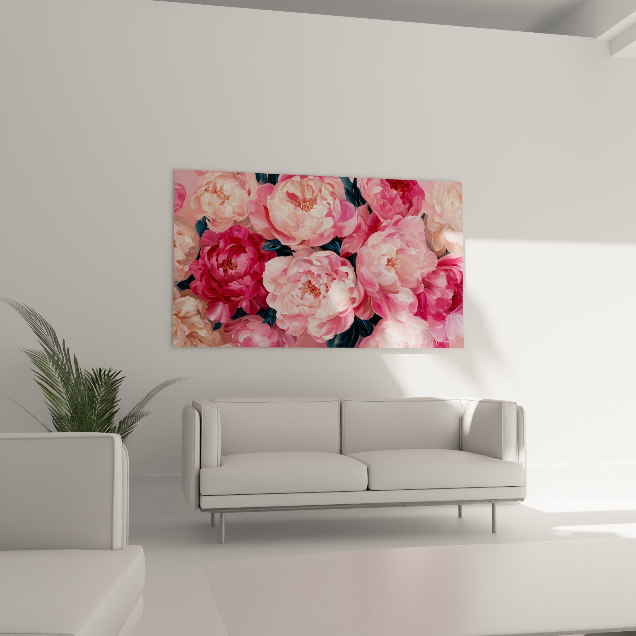 Pivoines roses et fuchsia aux textures épaisses, feuillages bleu marine, au-dessus d'un canapé dans un salon lumineux