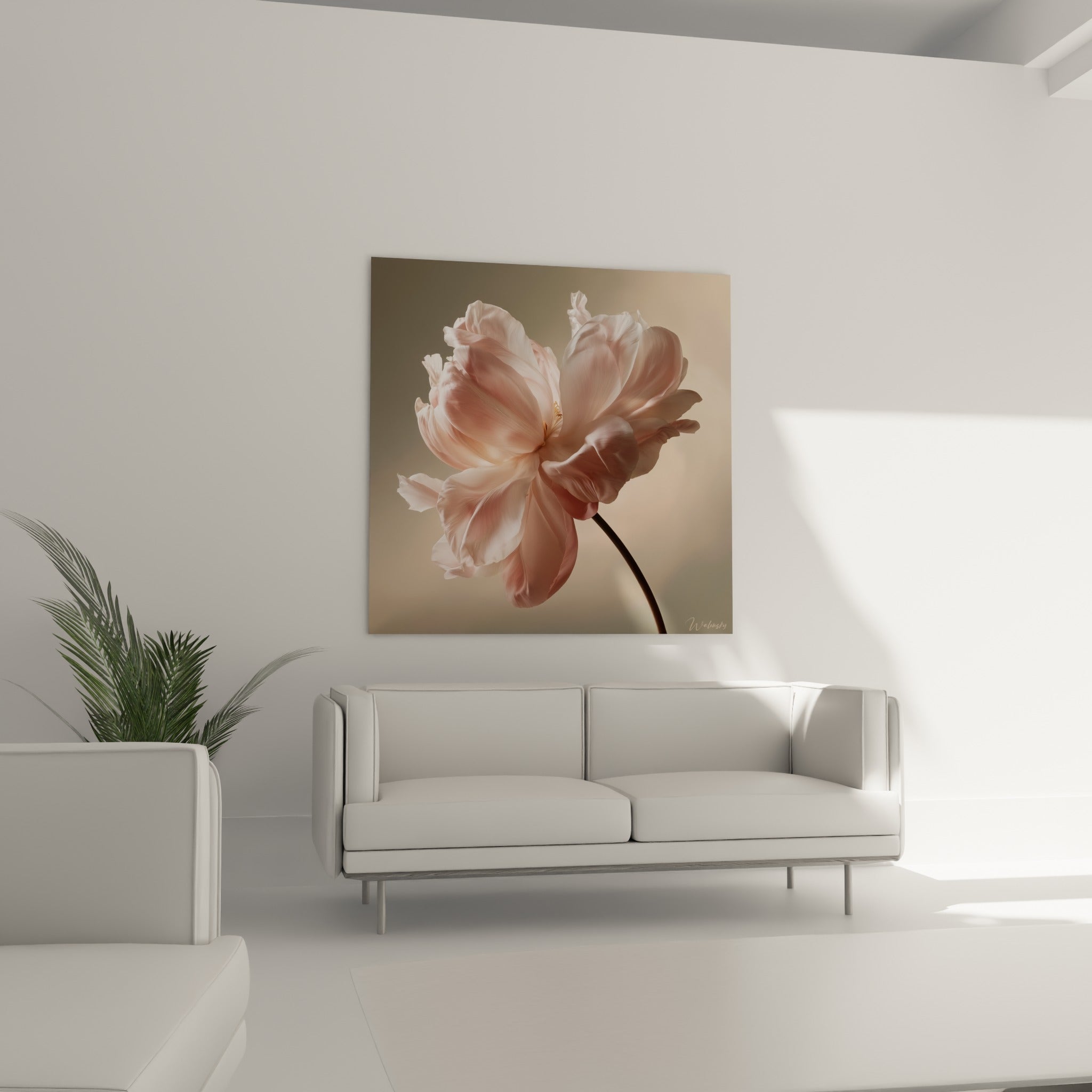 Pétales de pivoine rose et beige largement ouverts, tige sombre visible, au-dessus d'un canapé dans un salon lumineux