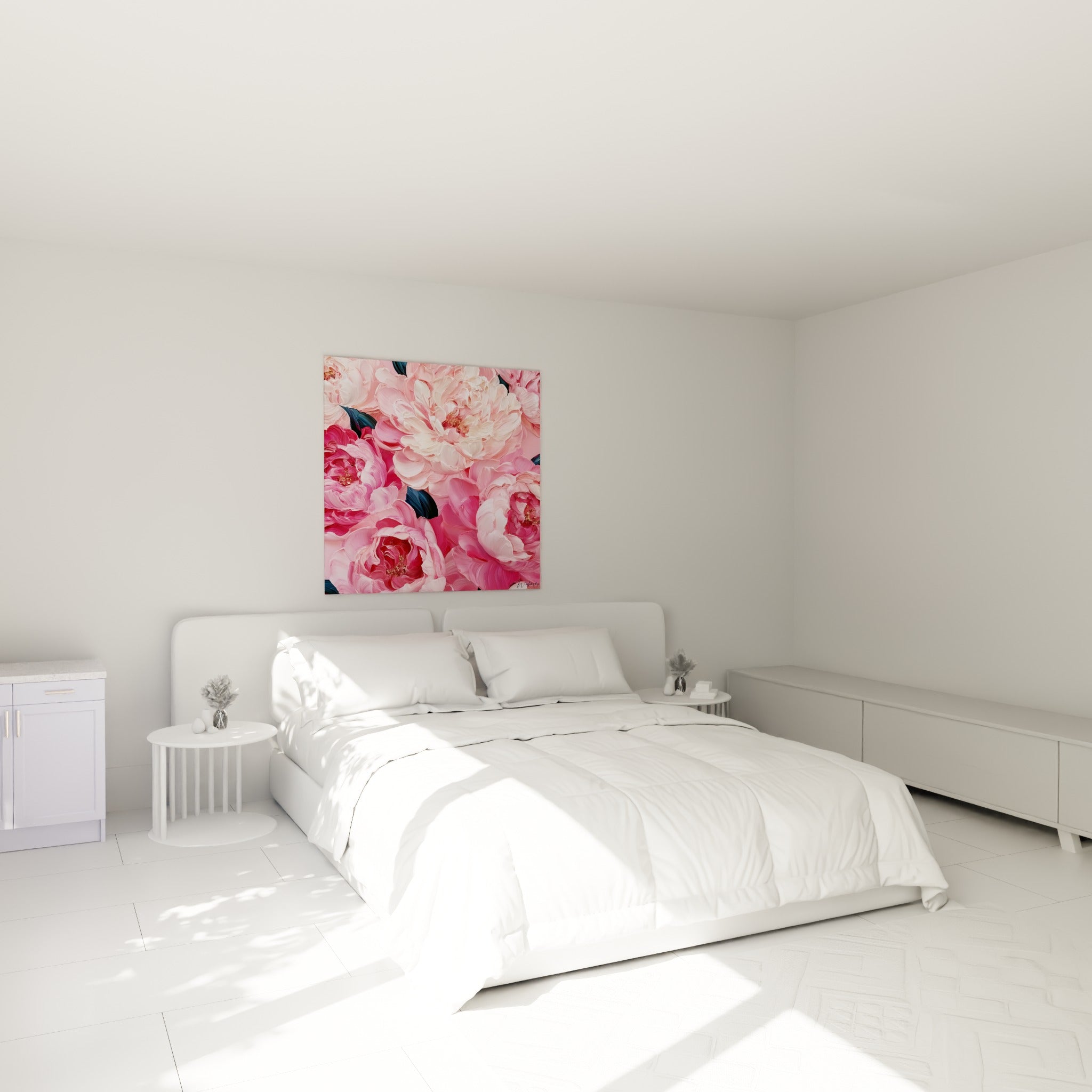 Bouquet de pivoines rose vif et blanc crème, touches dorées, au-dessus d'un lit dans une chambre claire