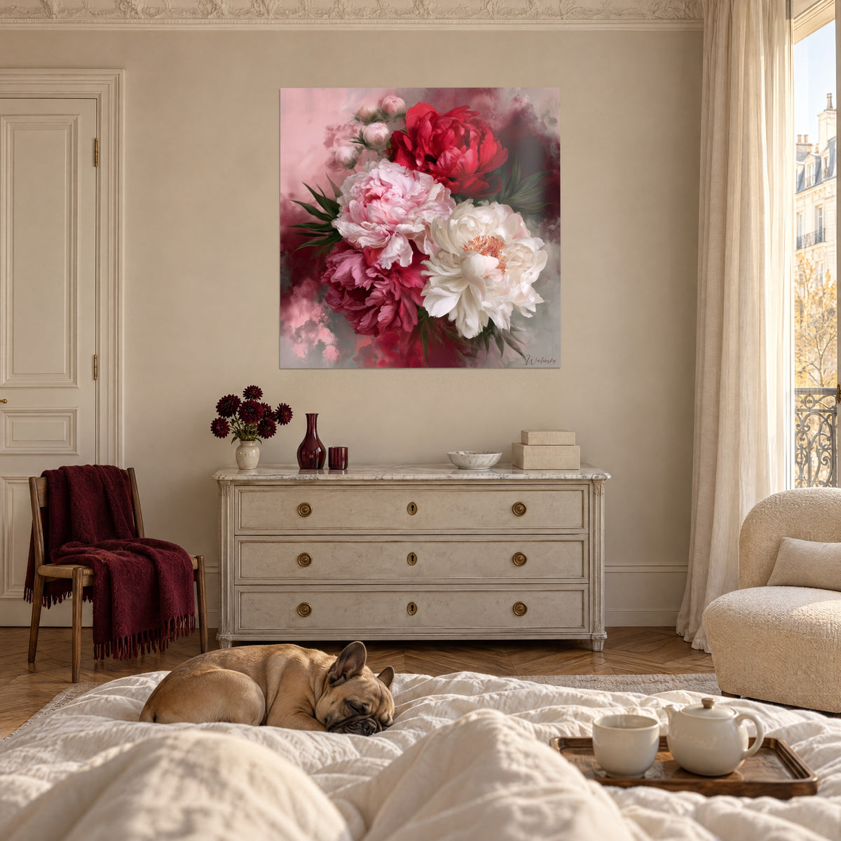 Schilderij trio pioenrozen in fel rood, zacht roze en parelmoerwit op bordeauxrode achtergrond, boven een bed in een lichte slaapkamer