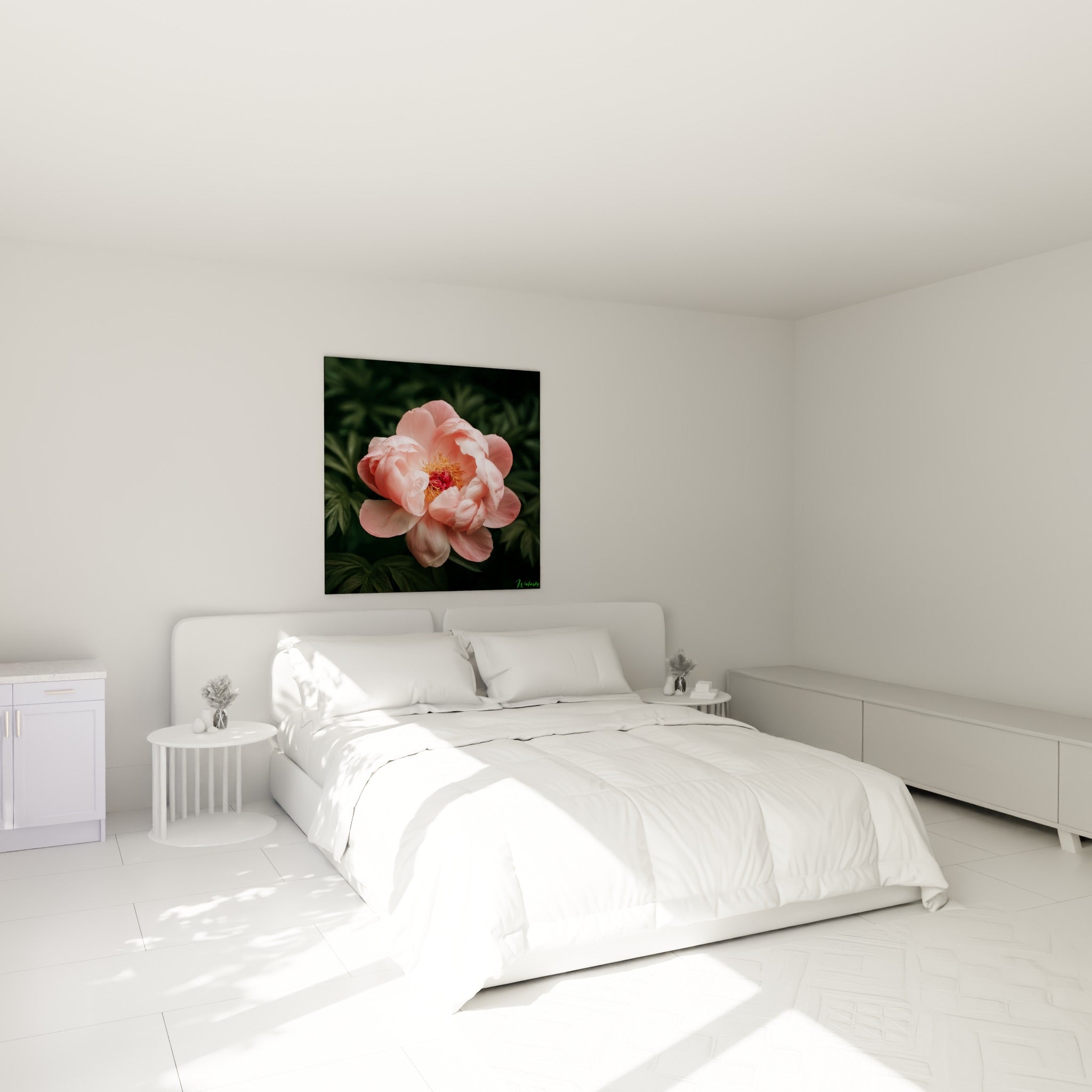 Fleur de pivoine rose et rouge carmin accrochée au-dessus d'un lit dans une chambre claire