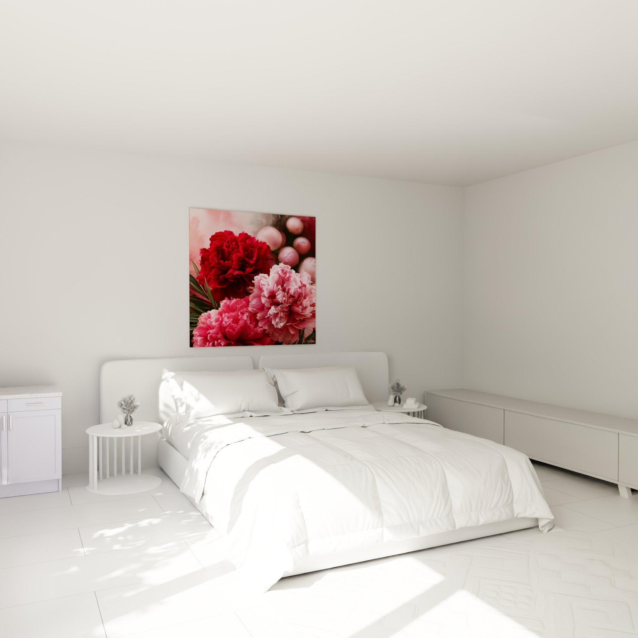 Bouquet de pivoines rouge bordeaux et rose pastel au-dessus d'un lit dans une chambre claire