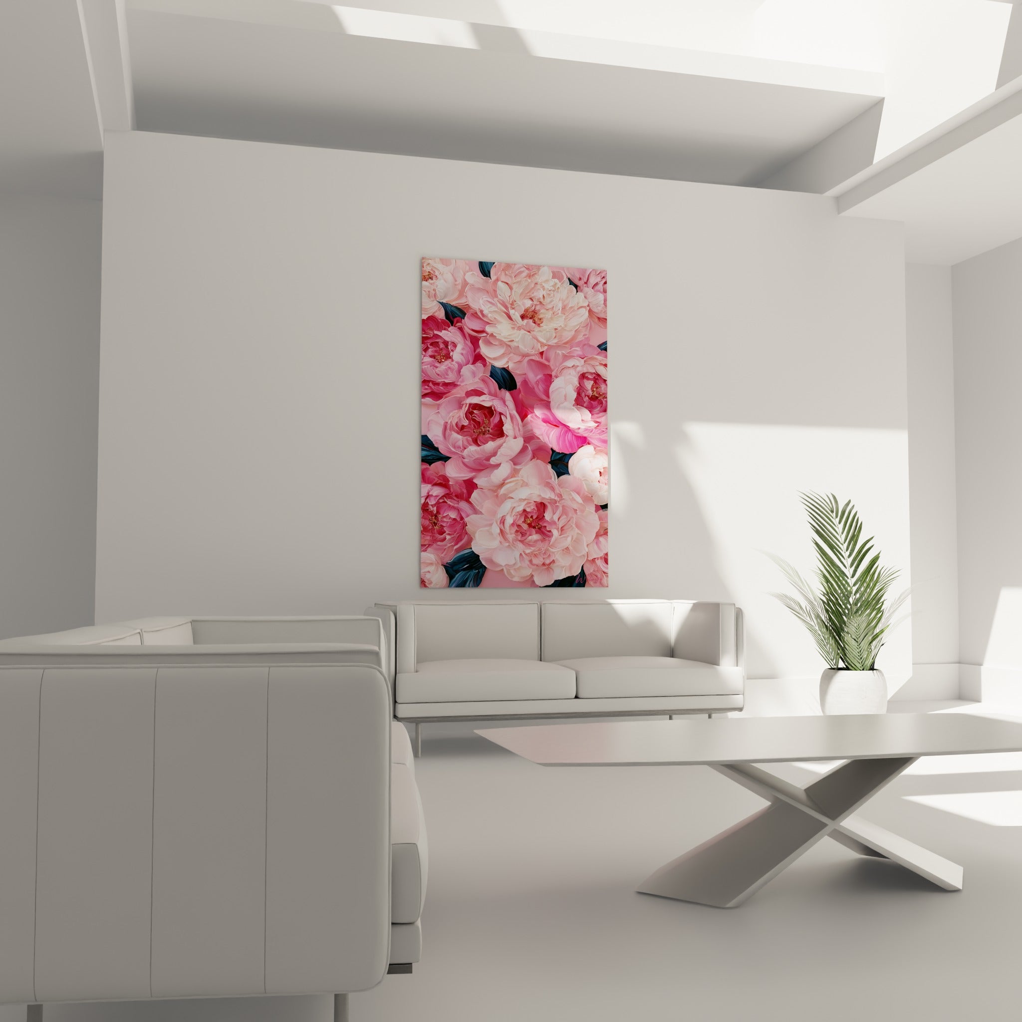 Pivoines roses et bleu marine denses au-dessus d'un canapé dans un salon lumineux