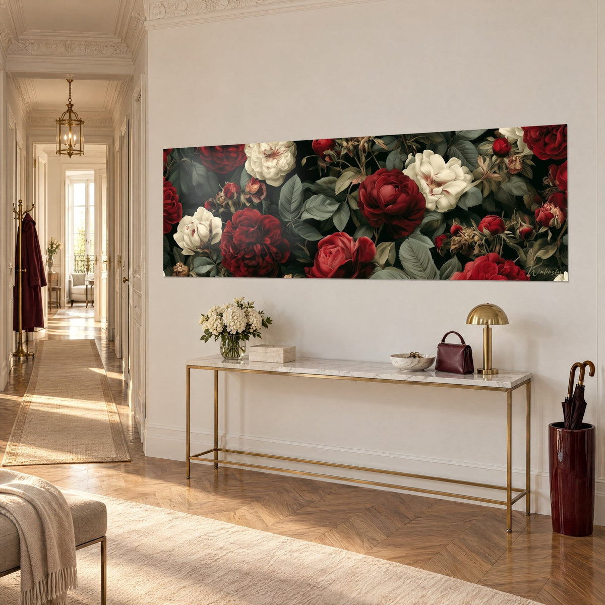 Cuadro con ramo panorámico de rosas púrpura y flores marfil, hojas de salvia, encima de una consola dorada estilo haussmanniano