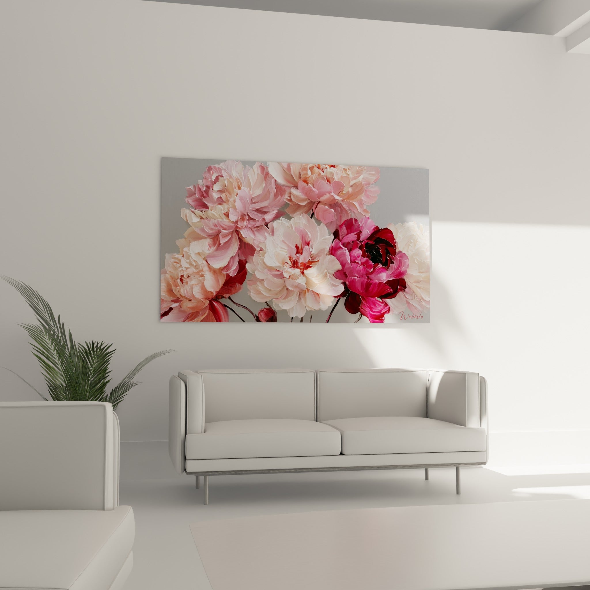Fleurs de pivoine blanc crème et fuchsia intense au-dessus d'un canapé dans un salon lumineux