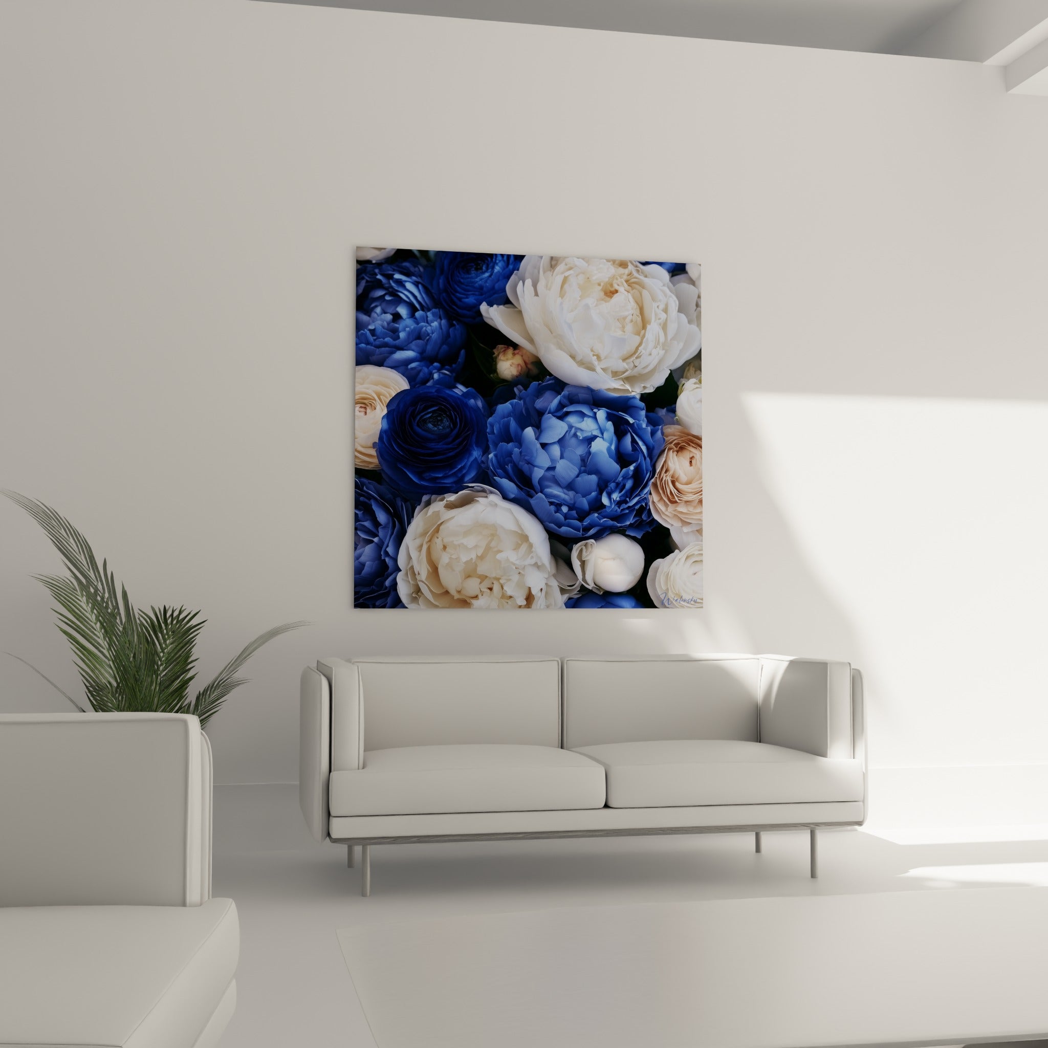 Fleurs de pivoine bleu profond et blanc crème disposées au-dessus d'un canapé dans un salon lumineux