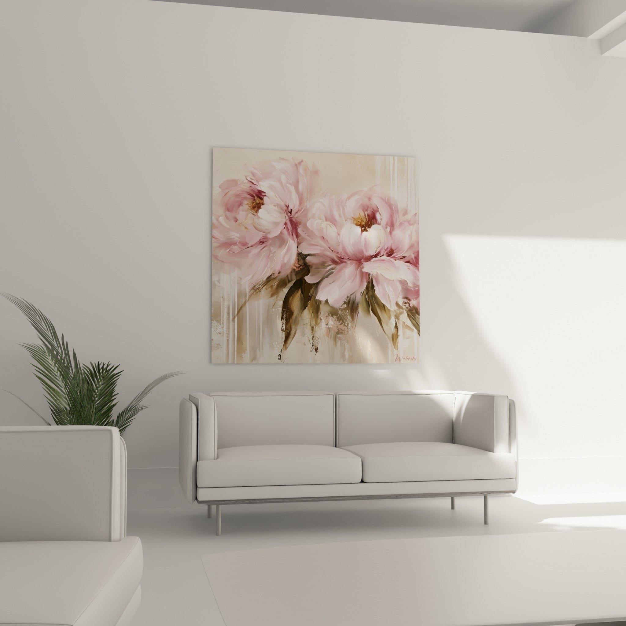 Fleurs de pivoine roses et beige aux pétales empâtés, suspendues au-dessus d'un canapé dans un salon lumineux