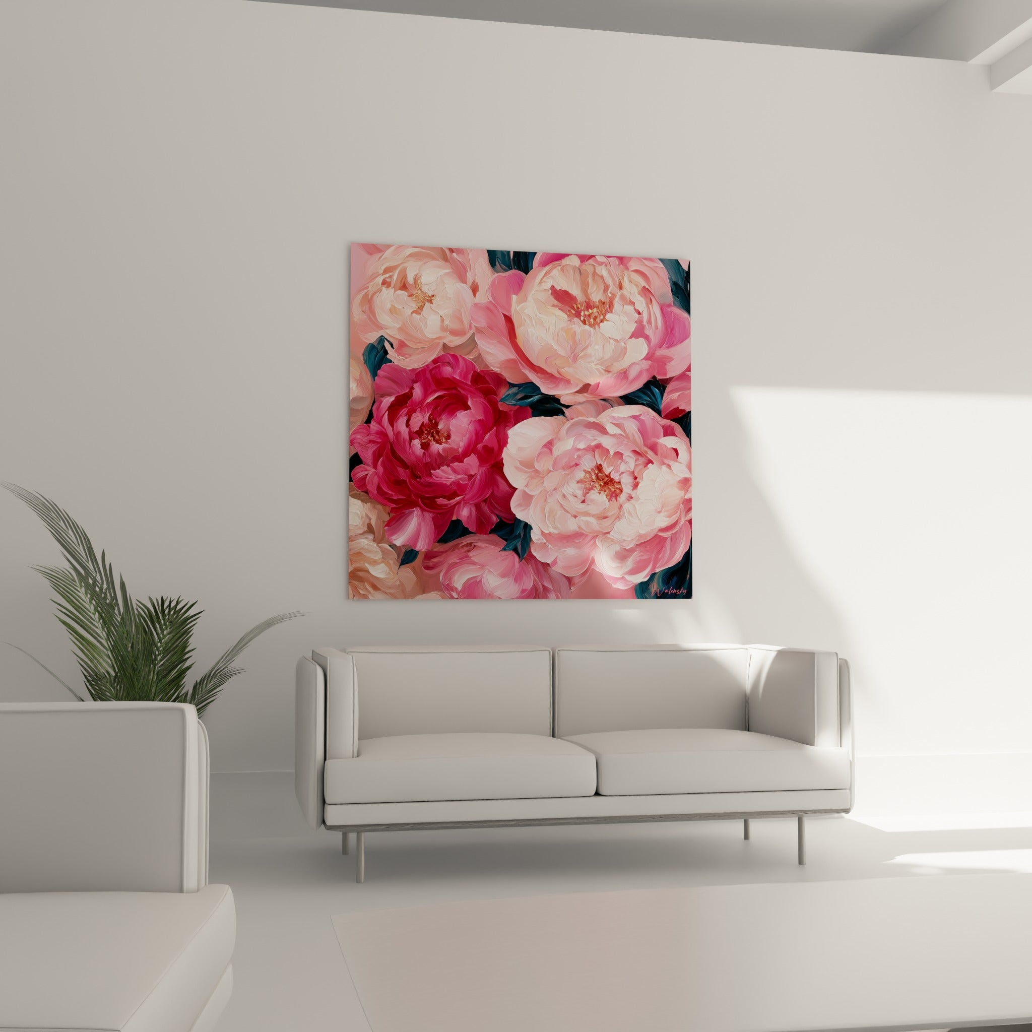 Pivoines roses et fuchsia aux pétales froissés et feuillage vert sombre, au-dessus d'un canapé dans un salon lumineux