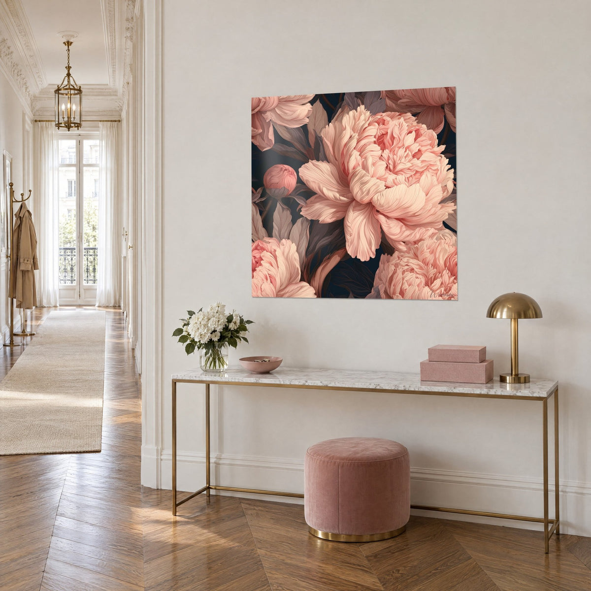 Cuadro de una gran flor rosa salmón con follaje gris malva y capullo cerrado, vista de tres cuartos sobre una consola dorada estilo haussmanniano
