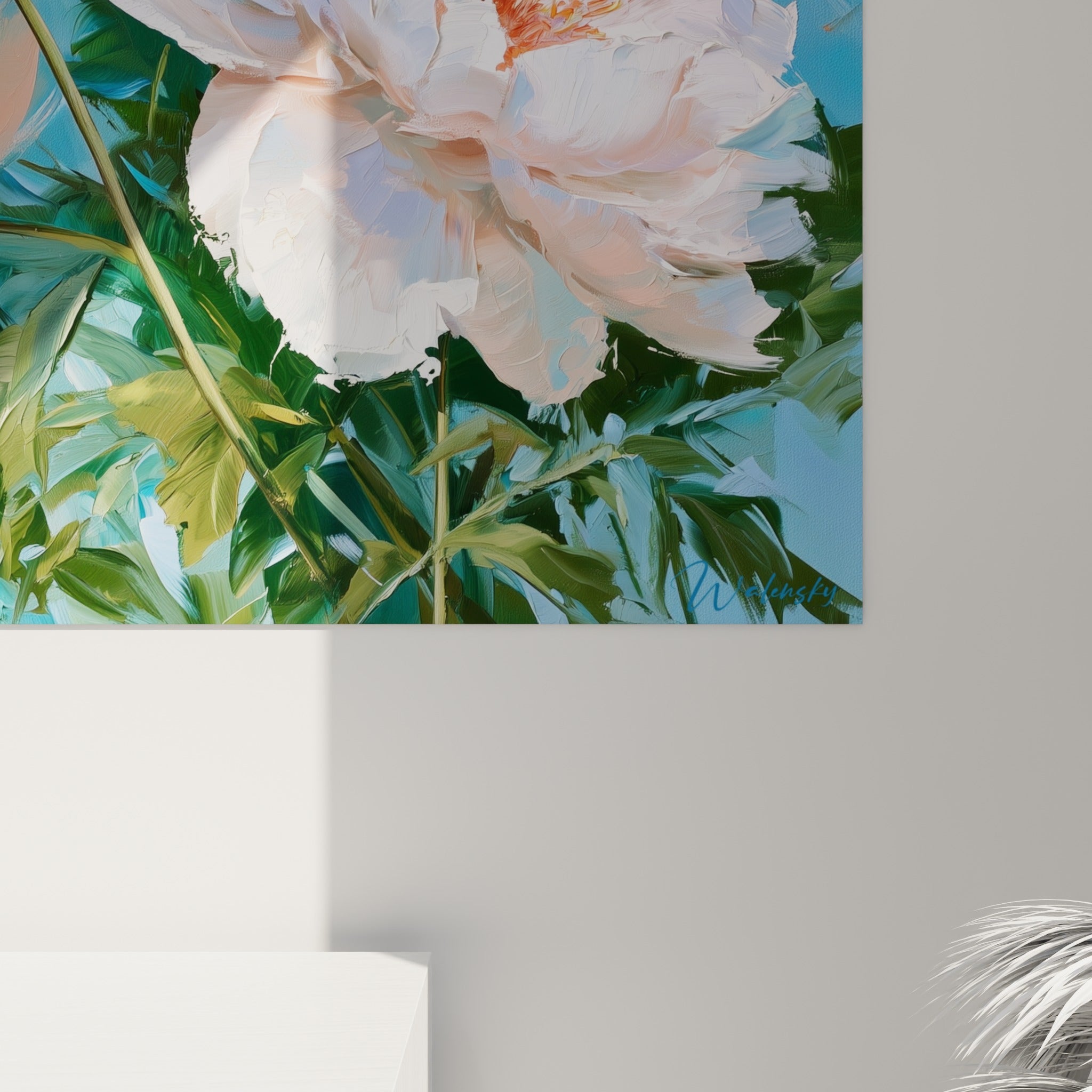 Matière épaisse des pétales blancs et coulures bleu ciel visibles en gros plan sur la toile de pivoine