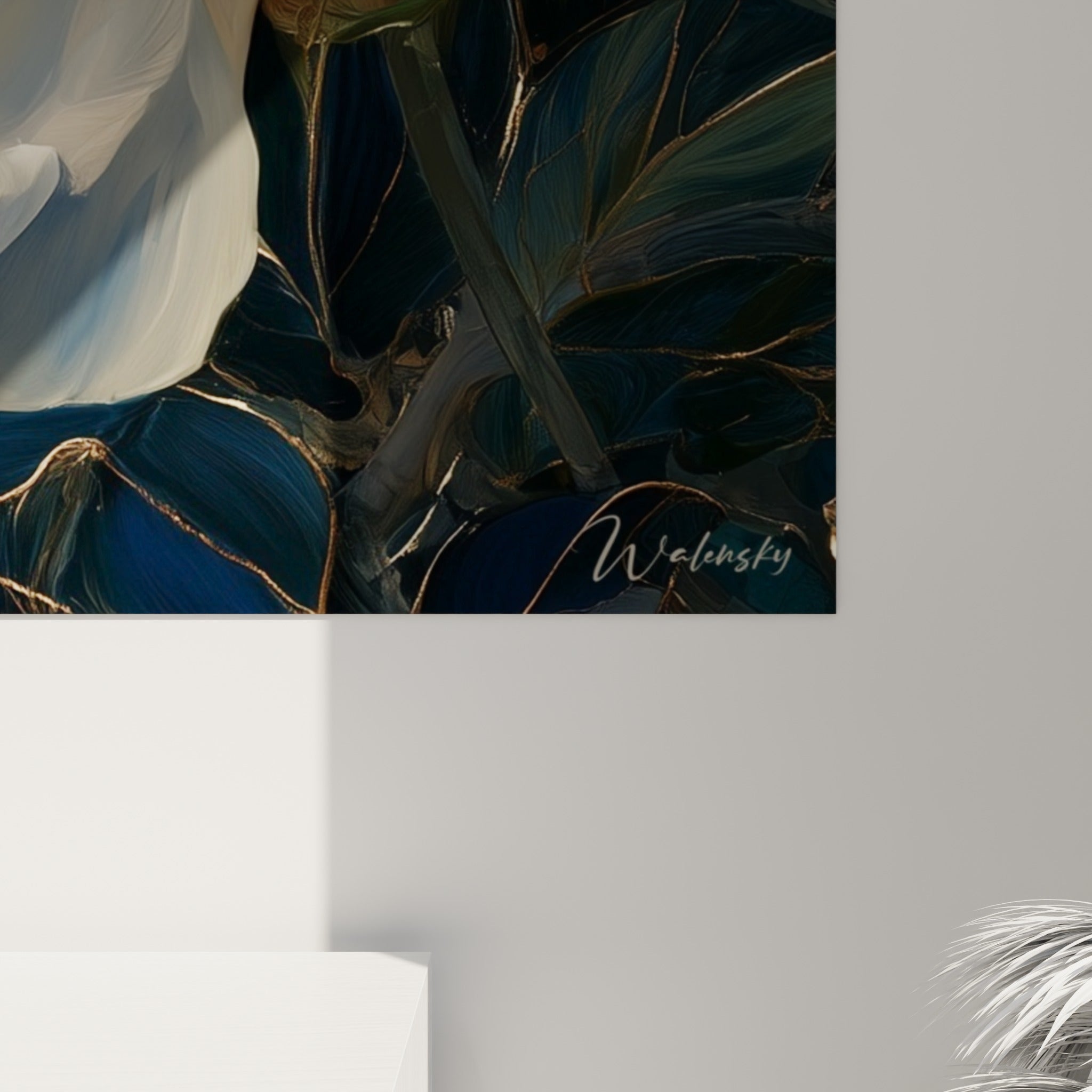Grain pictural de la pivoine blanche révélant nuances dorées et coulures bleu marine sur la toile