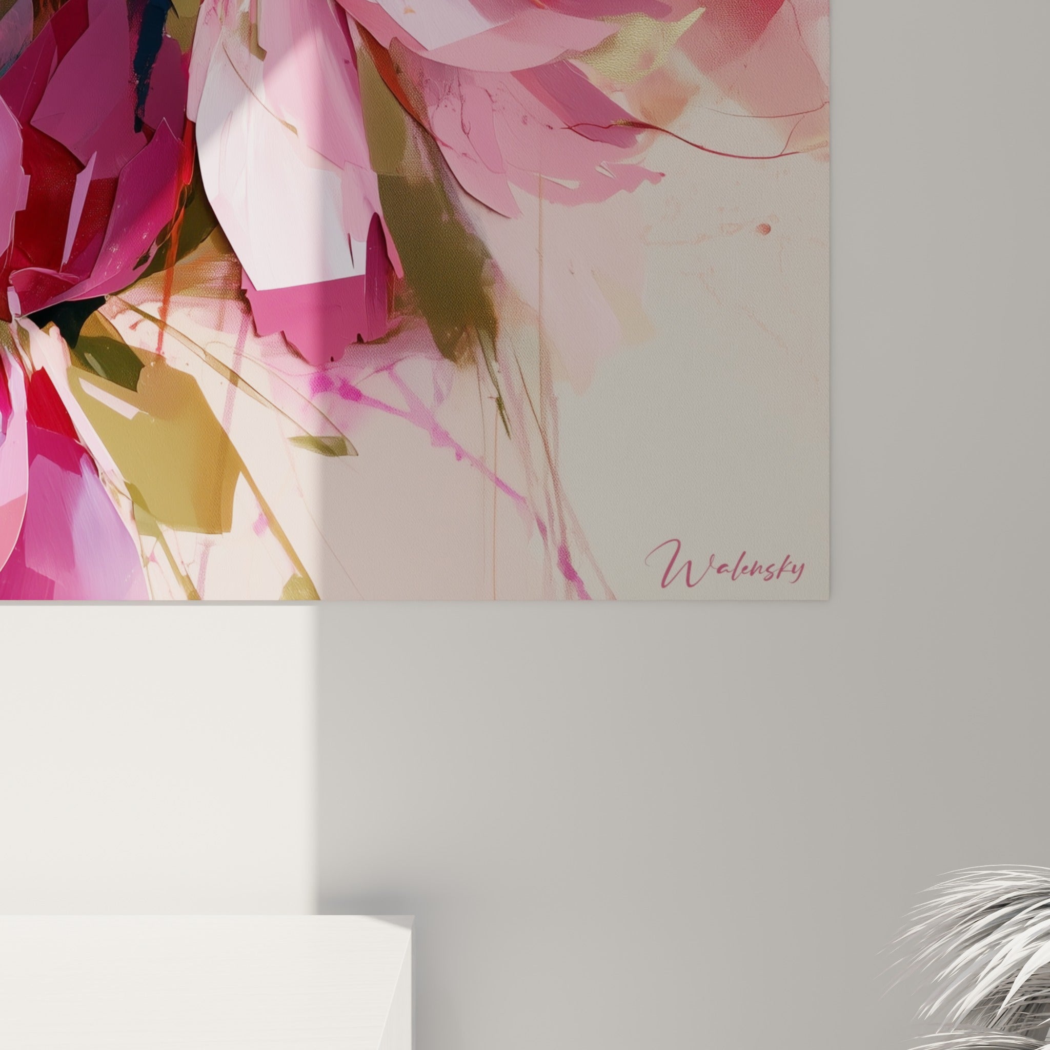 Empâtements roses et coulures dorées visibles sur la toile de pivoines en gros plan