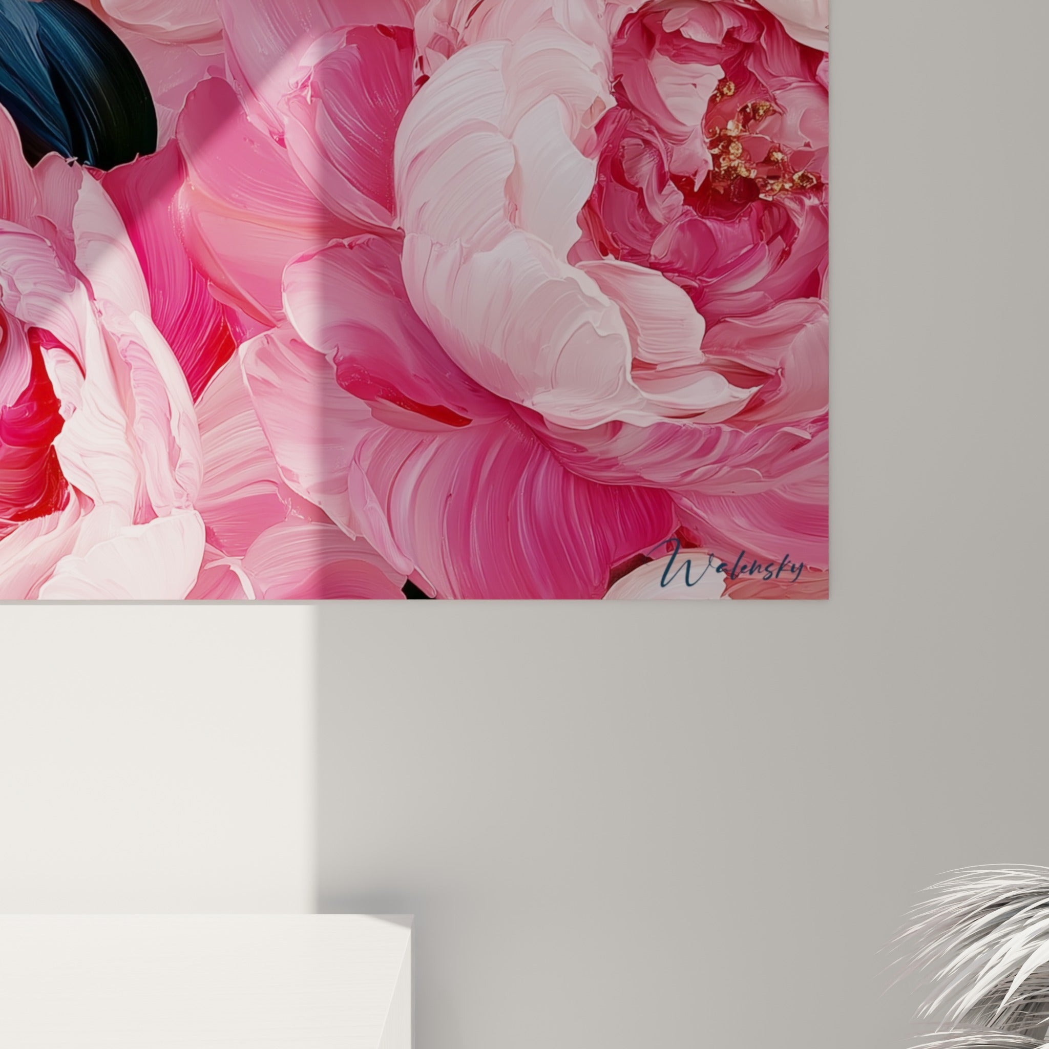 Matière picturale épaisse des pétales roses et crème, empâtements visibles et reflets dorés au cœur des fleurs