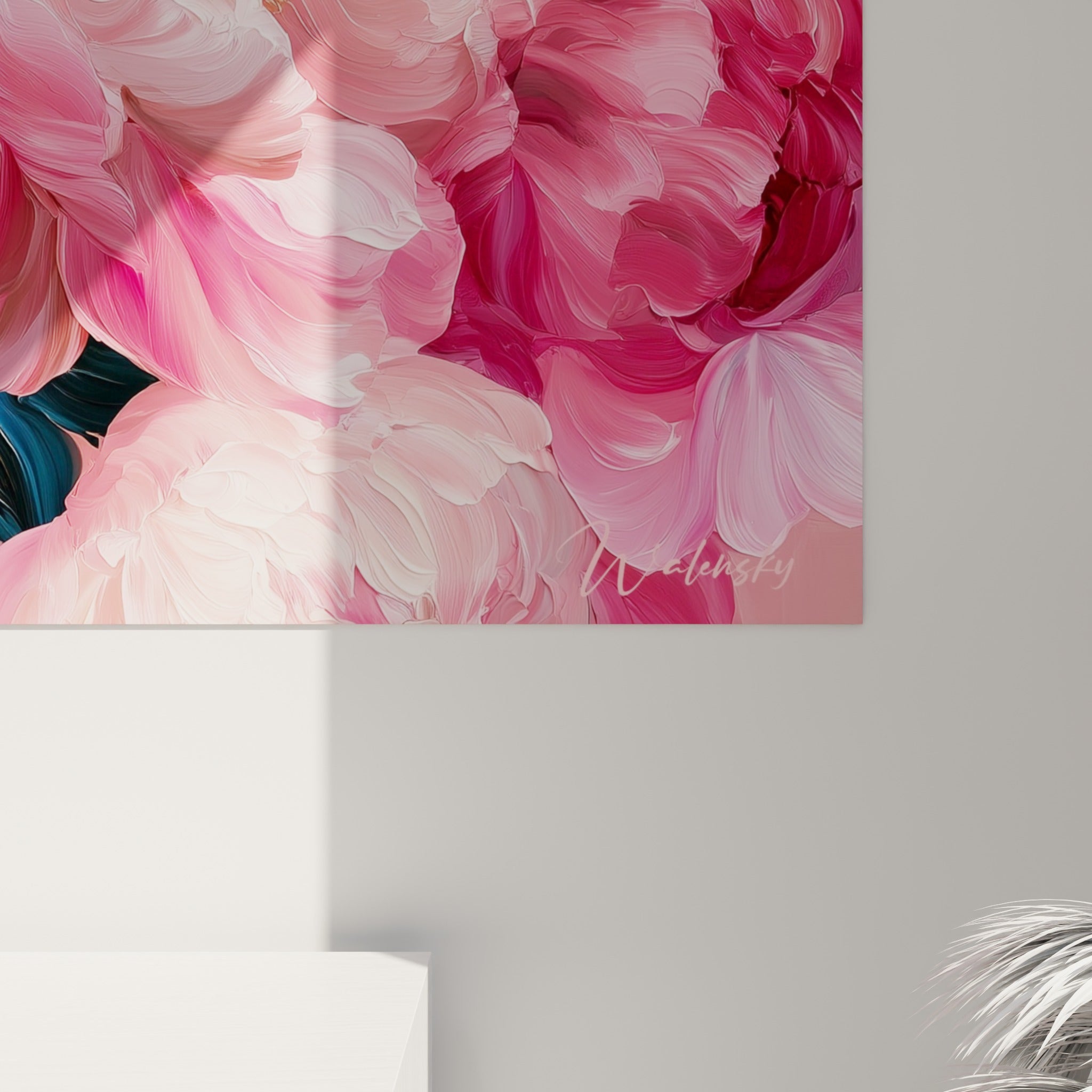 Empâtements de peinture sur pétales roses et fuchsia, coulures et grain visibles, cœurs dorés en gros plan