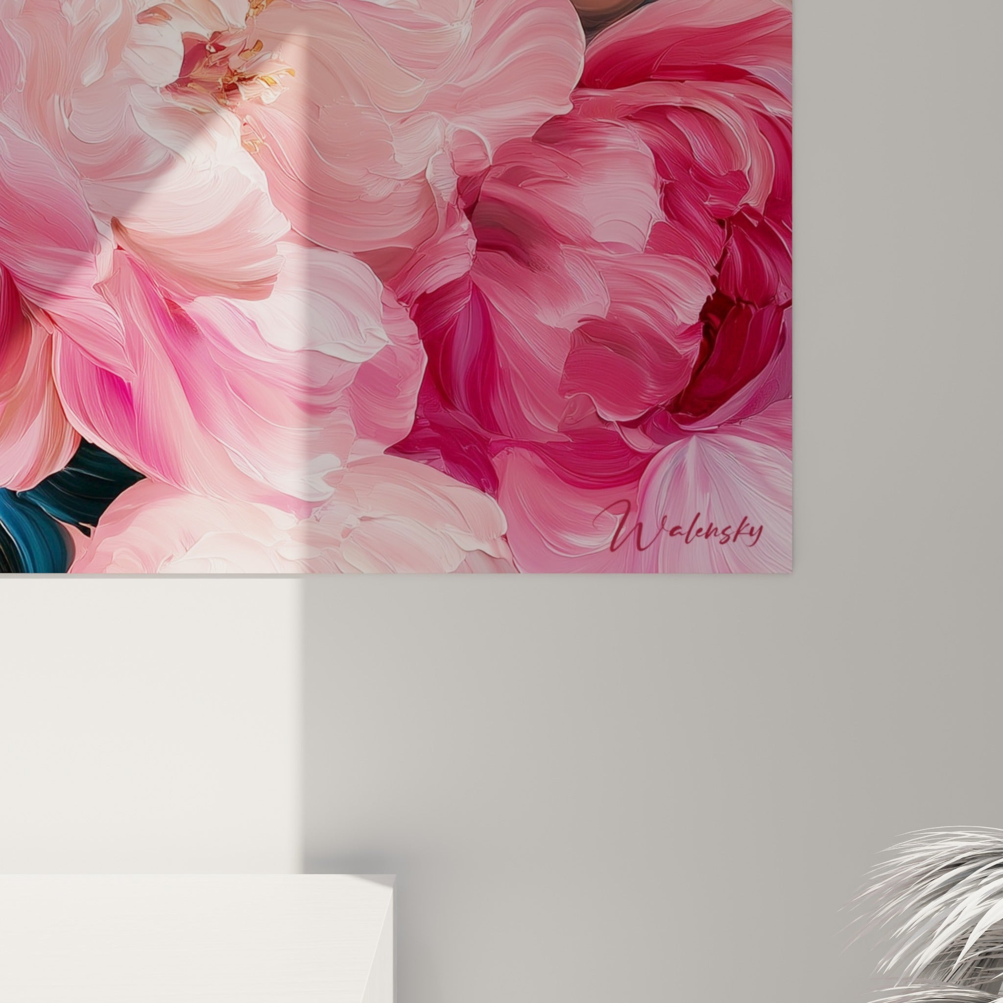 Empâtements épais de peinture rose, fuchsia et bleu marine visibles sur la toile de pivoines