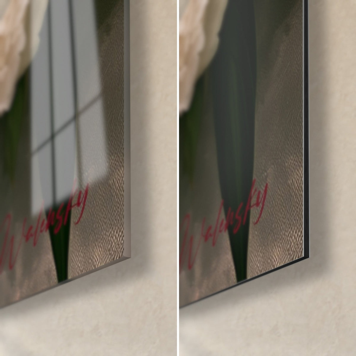 Schilderij pioen in crèmewit en donkergroene bladeren, rechterhoek onder van glanzend glas dat het raam weerspiegelt, mat Dibond, rode signatuur