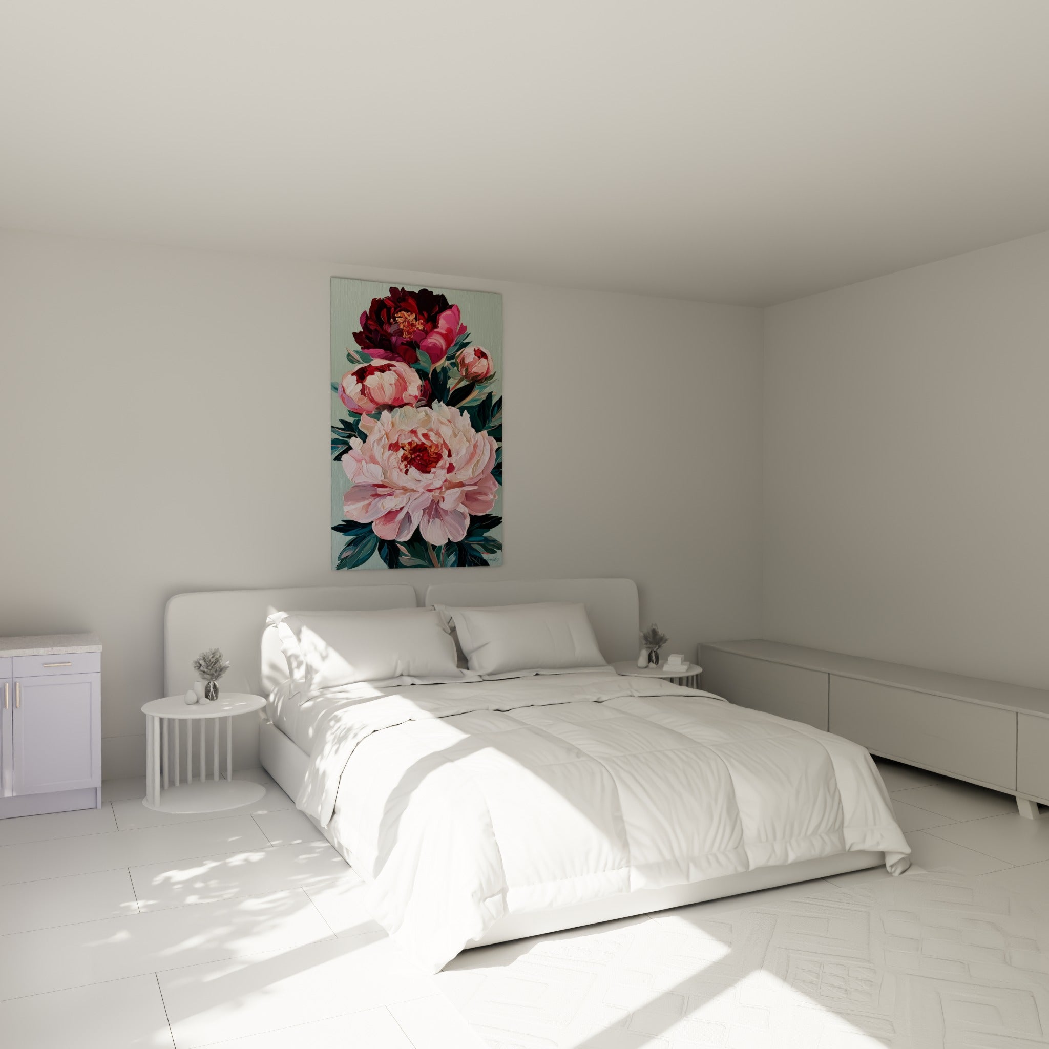 Bouquet de pivoines roses et bordeaux au-dessus d'un lit dans une chambre claire