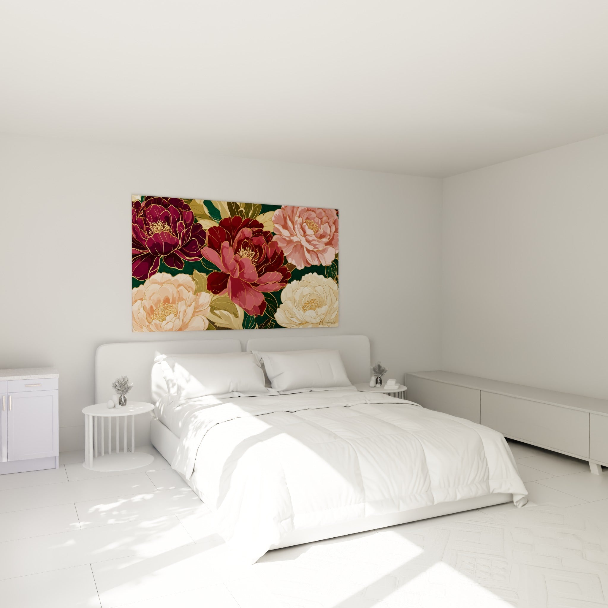 Bouquet de pivoines bordeaux et roses aux nervures dorées au-dessus d'un lit dans une chambre claire