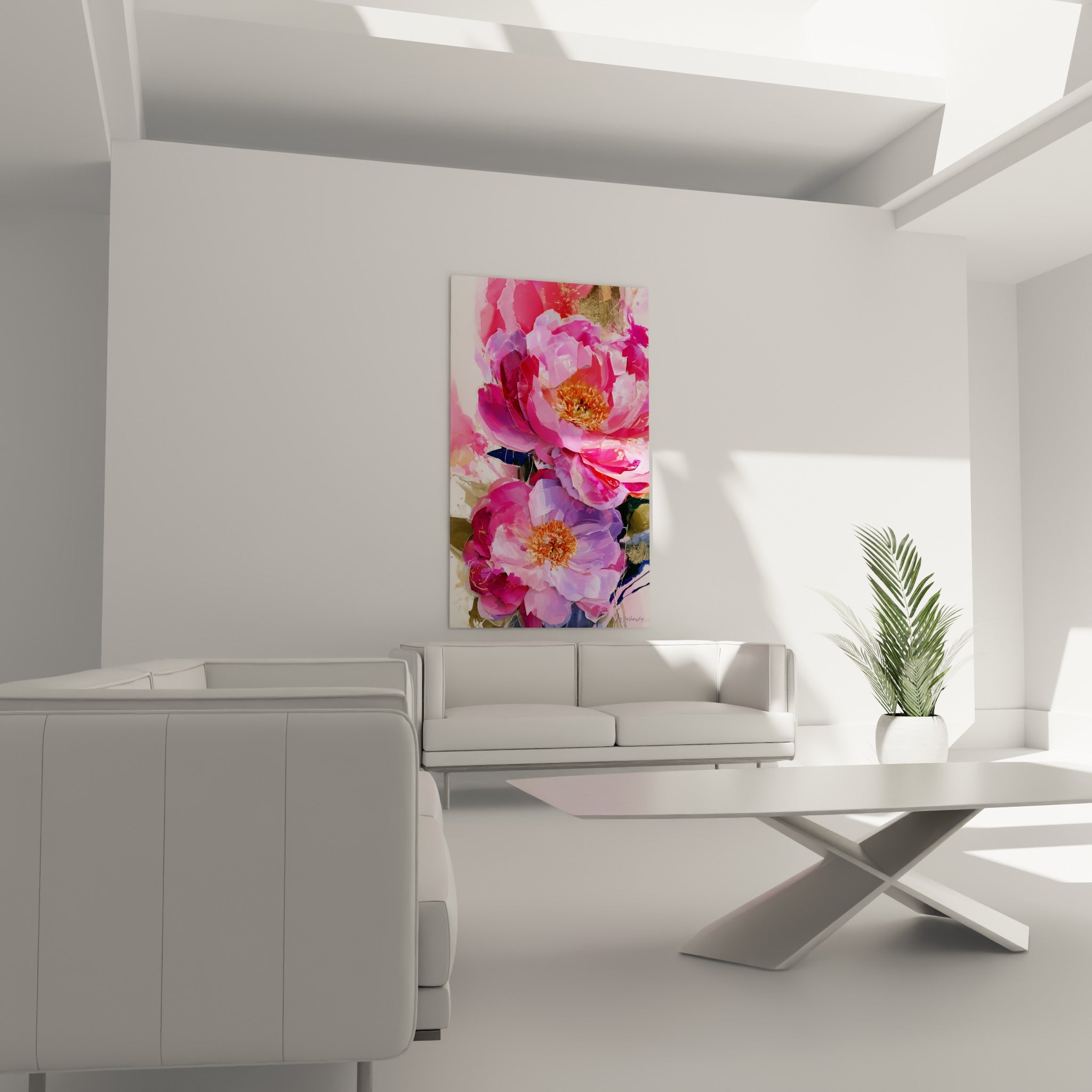 Fleurs de pivoine rose et mauve aux reflets dorés disposées au-dessus d'un canapé dans un salon lumineux