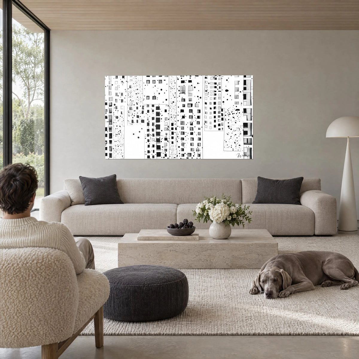 Schilderij van gebroken pixelgevels, zwarte vierkanten en inktspatten op wit, liggende Weimaraner, boven een bank in een lichte woonkamer