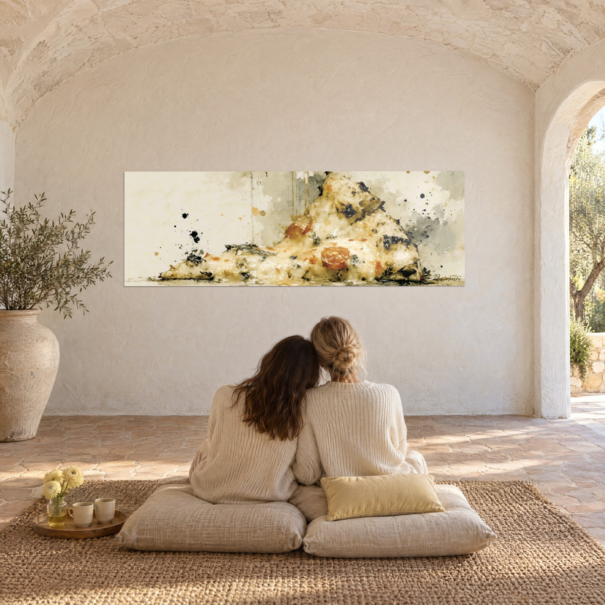 Tableau croûte de pizza dorée sous un voile de fromage fondu, ivoire et noir, face à deux femmes assises sur des coussins au sol