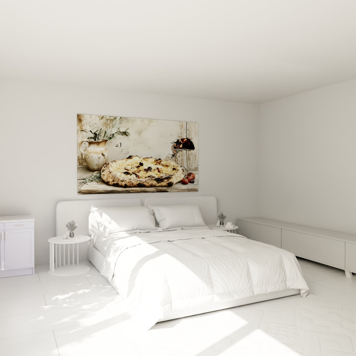 Croûte dorée et tomates rouges de cette pizza artisanale accrochée au-dessus d'un lit dans une chambre claire