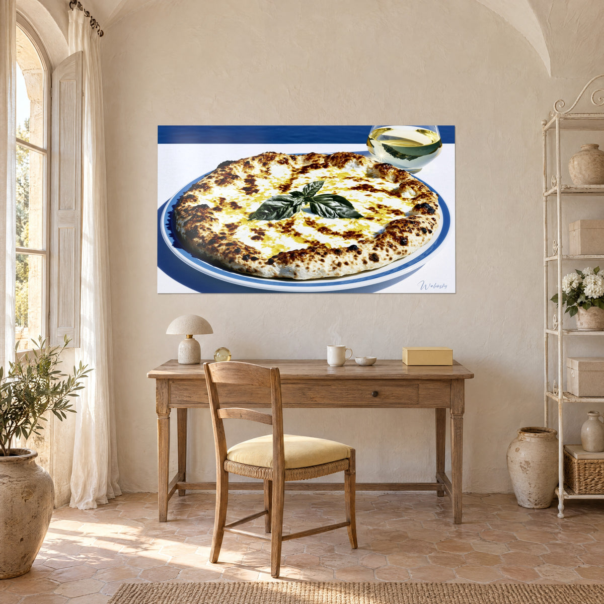 Obraz śródziemnomorski lunch, pizza w kremowym i prażonym brązie, szeroki granatowy brzeg, jasny kieliszek wina, wisi nad drewnianym biurkiem