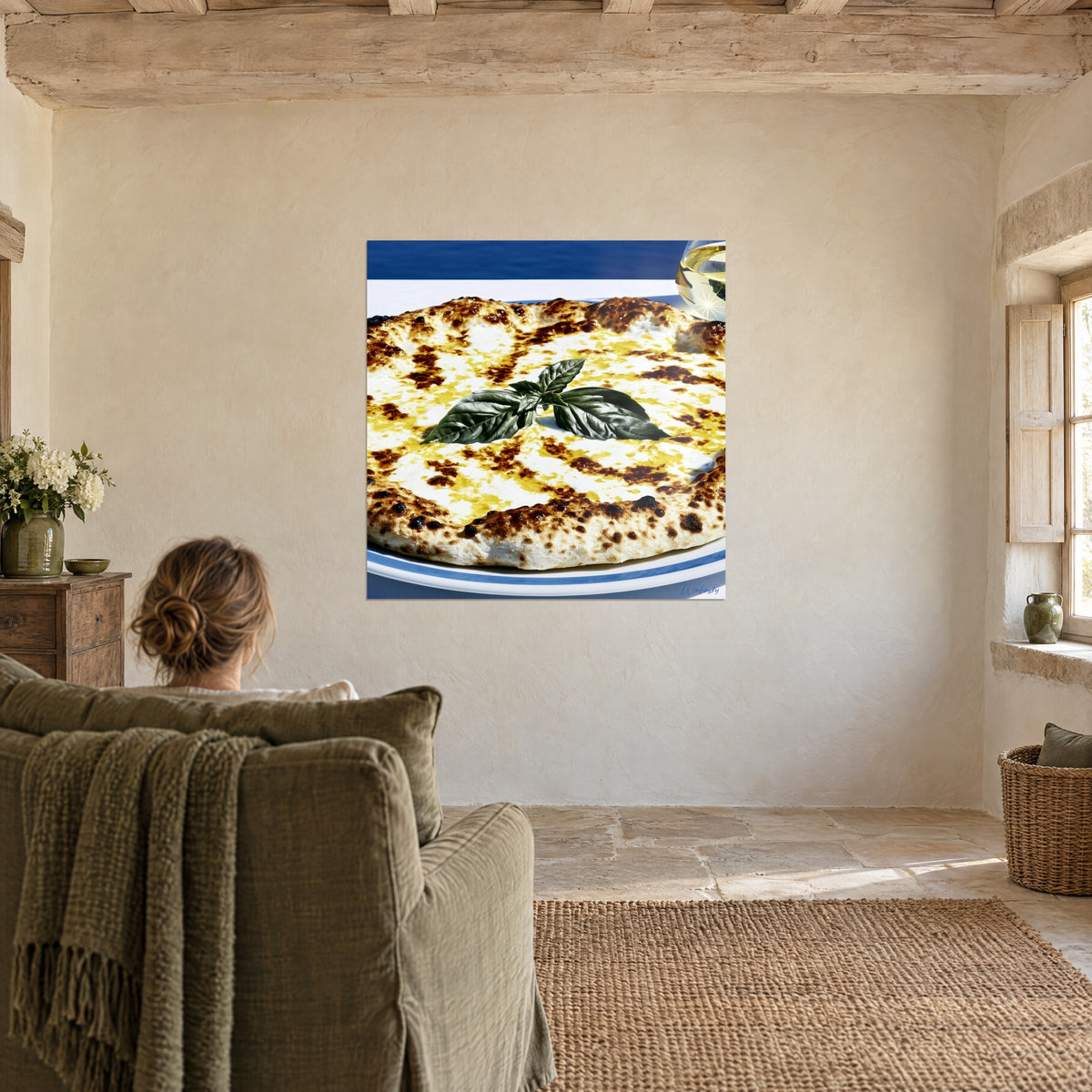 Tableau four à bois napolitain : fromage crème, croûte noircie et basilic émeraude, face à un fauteuil vert olive