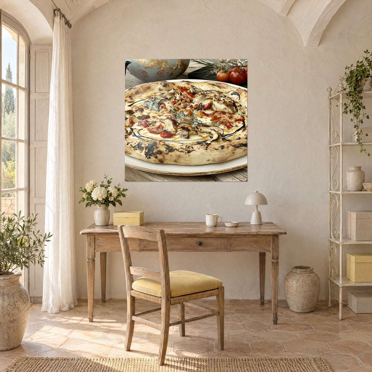 Tableau pizza bianca nappée de vinaigre balsamique noir, tomates rouge vif et croûte ambrée, au mur d'un bureau en bois clair