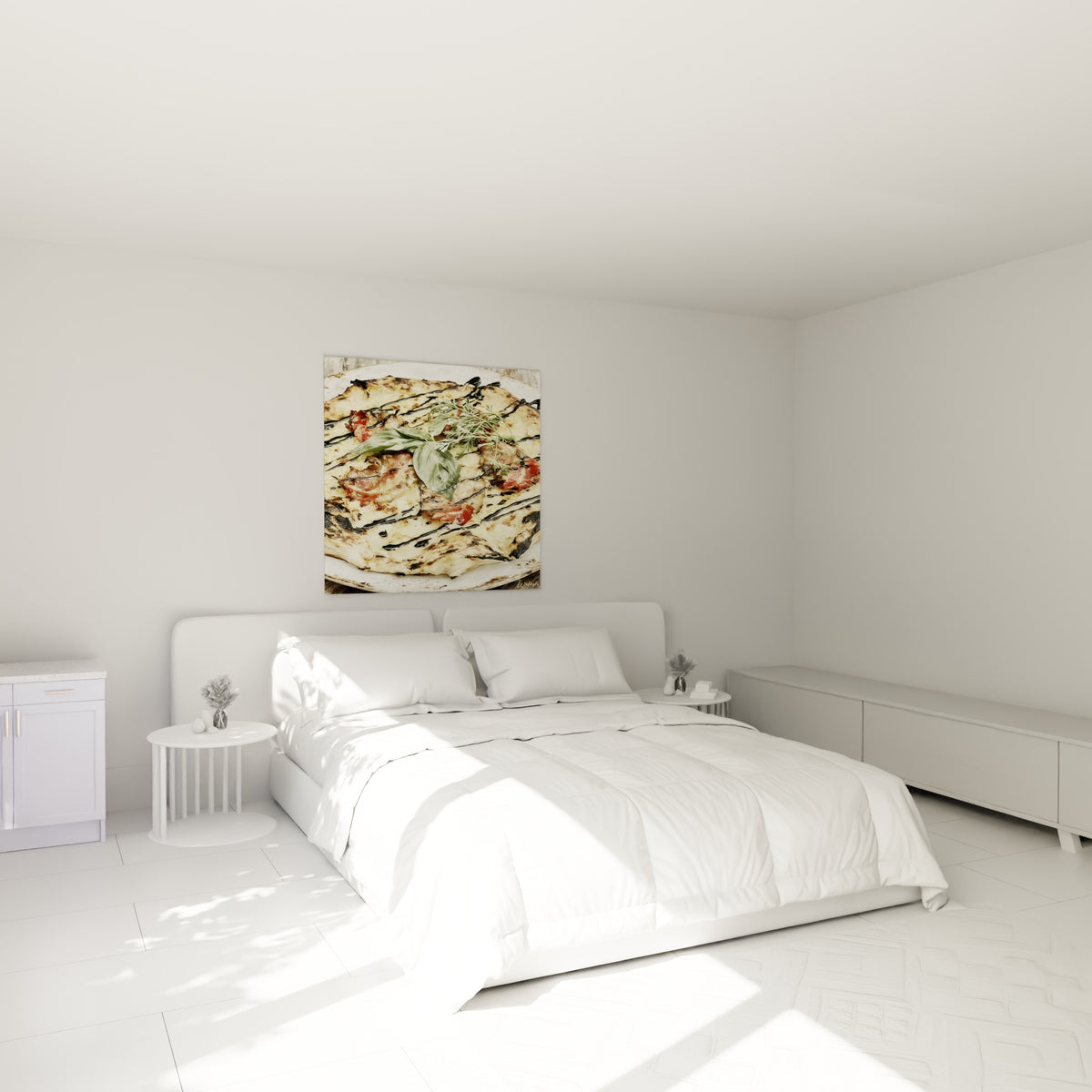 Croûte dorée et basilic frais d'une pizza artisanale au-dessus d'un lit dans une chambre claire
