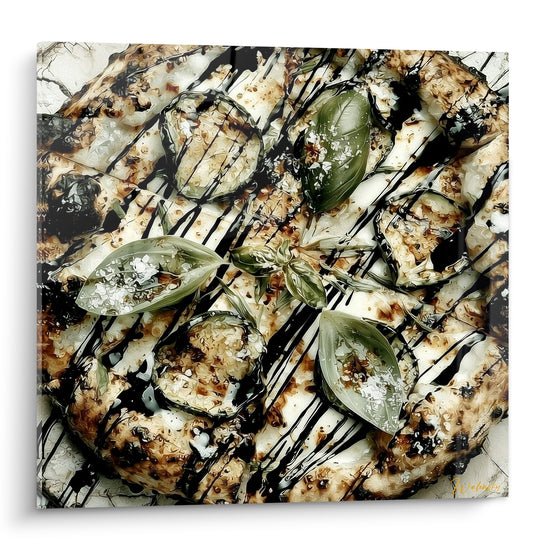 Pizza vue de dessus aux tons crème et vert basilic, coulis noir graphique traversant la pâte dorée