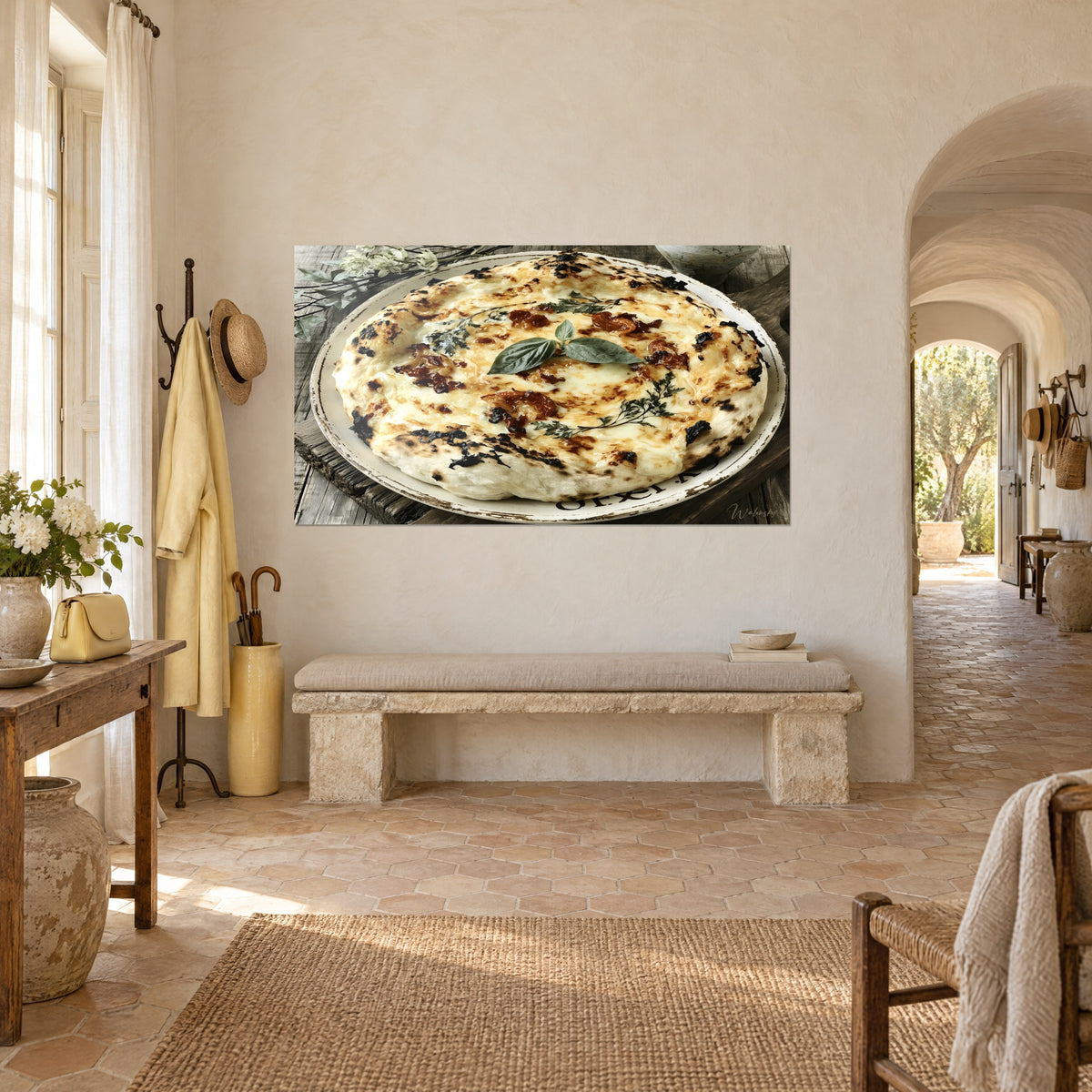 Gemälde Käsefladen mit elfenbeinfarbenem geschmolzenem Käse und bernsteinfarbenen Kirschtomaten, Dreiviertelansicht in einem provenzalischen Landhaus mit offenem Bogen