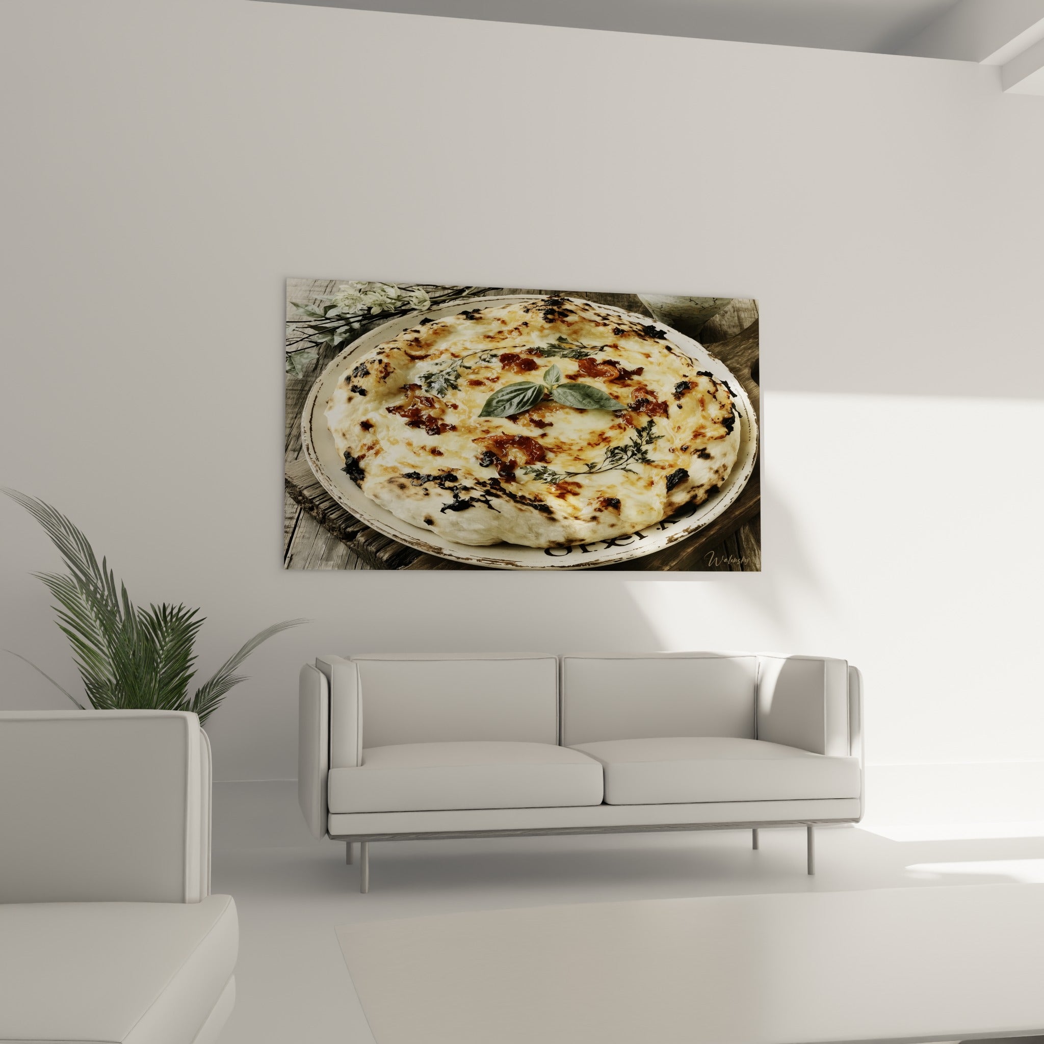 Basilic frais et croûte anthracite décorent cette pizza, accrochée au-dessus d'un canapé dans un salon lumineux