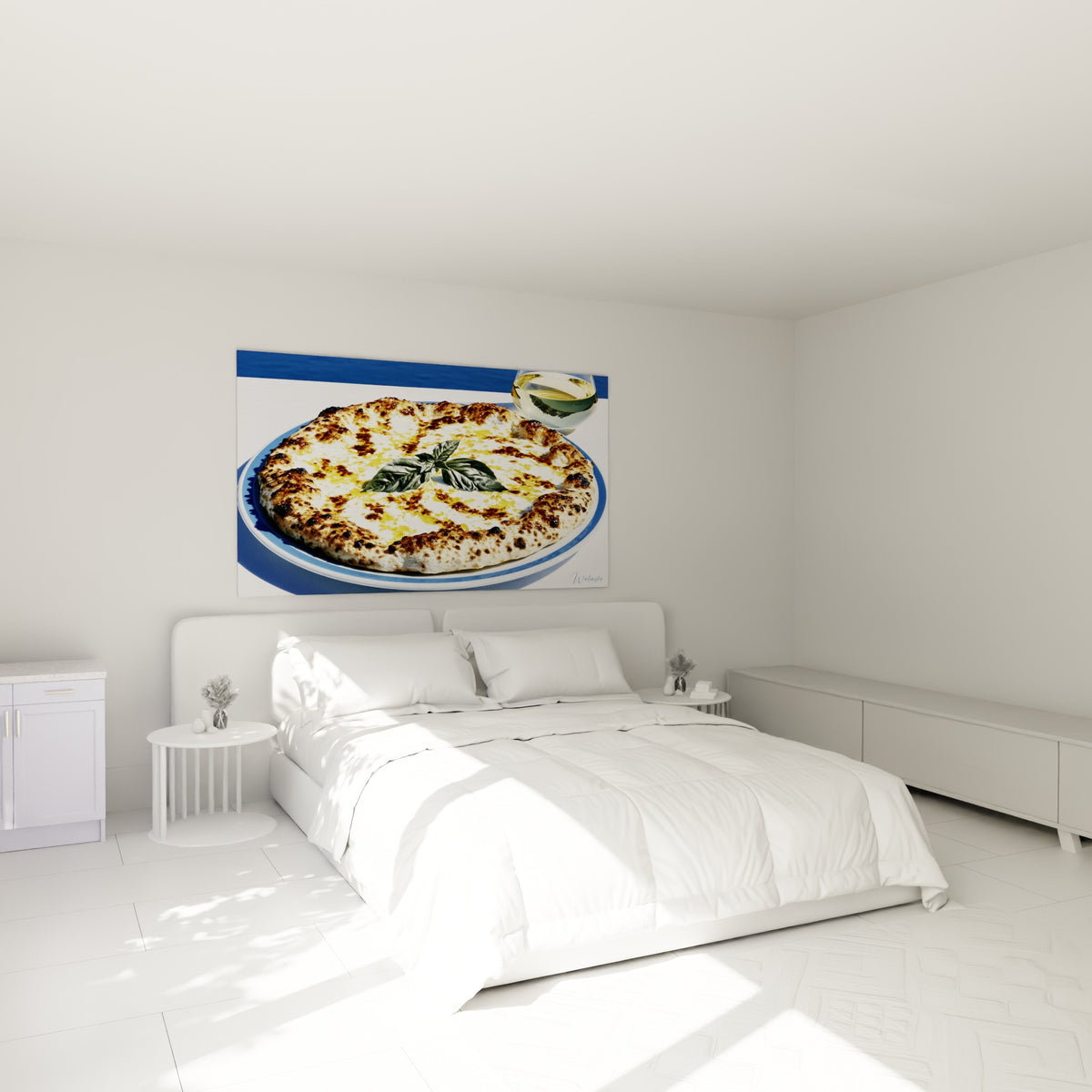 Margherita dorée aux taches brunes et basilic frais, accrochée au-dessus d'un lit dans une chambre claire