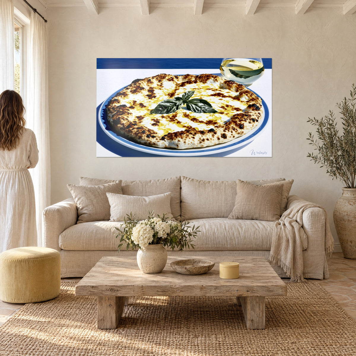 Obraz biała pizza z bazylią, przypalona ochrowa skórka i niebieski talerz, kobieta tyłem, nad sofą w jasnym salonie