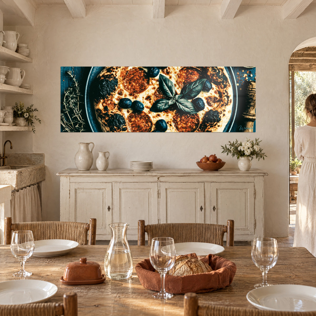 Tableau feuilles de basilic sur fromage gratiné, olives luisantes, bleu canard et orange cuivré, deux femmes de dos, salle à manger