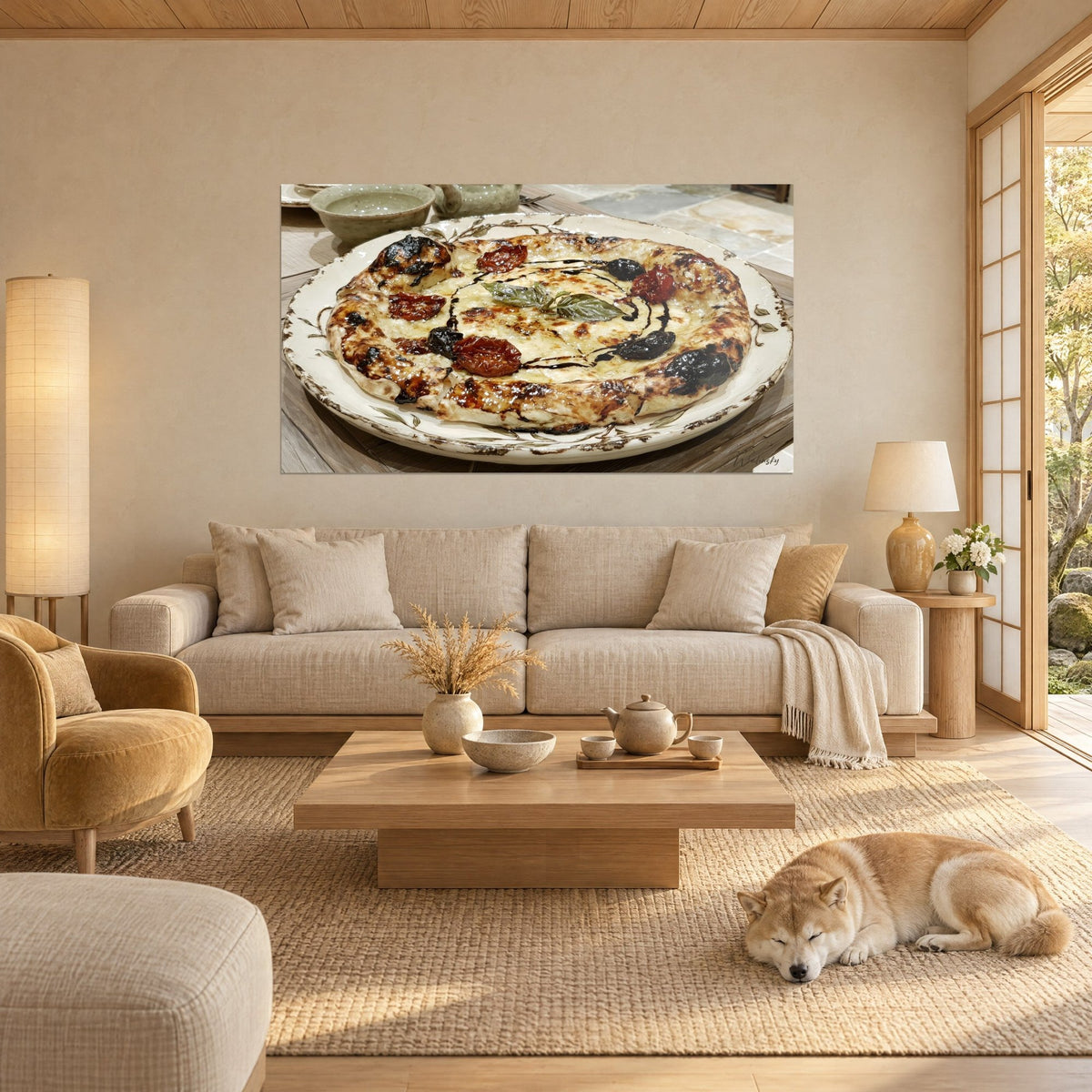 Cuadro pizza blanca con tomates secos rojos y aceitunas negras brillantes, plato de flores, Shiba tumbado, encima de un sofá en un salón luminoso