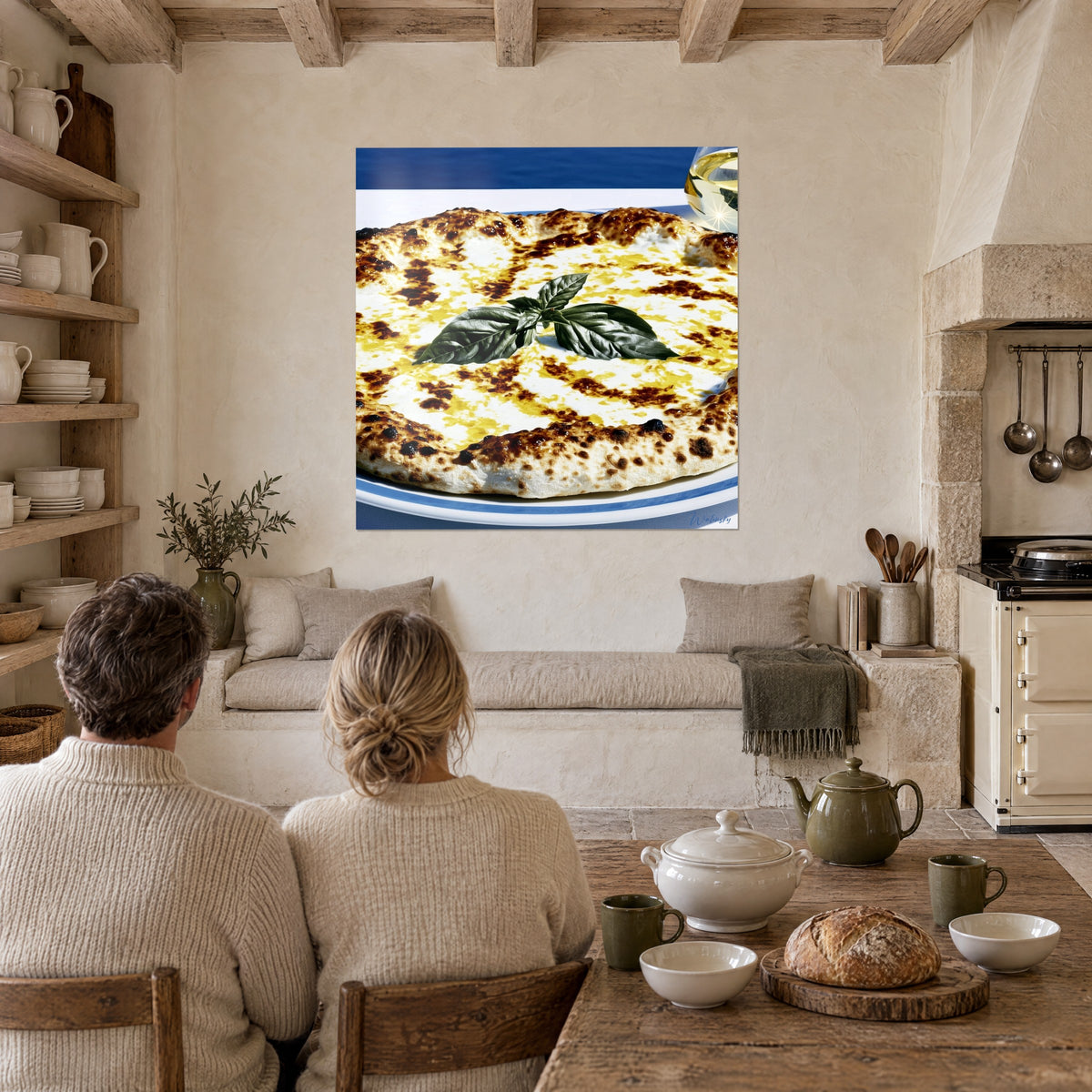 Tableau pizza margherita sans tomate, croûte caramélisée brune et basilic vert, face à une table en bois et théière