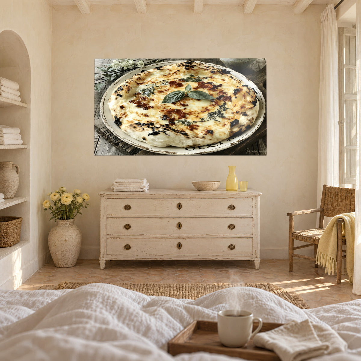 Πίνακας pizza bianca με κρεμώδη μοτσαρέλα, σκουρόπρασα φύλλα βασιλικού και καμένο χείλος, πάνω από κρεβάτι σε φωτεινή κρεβατοκάμαρα