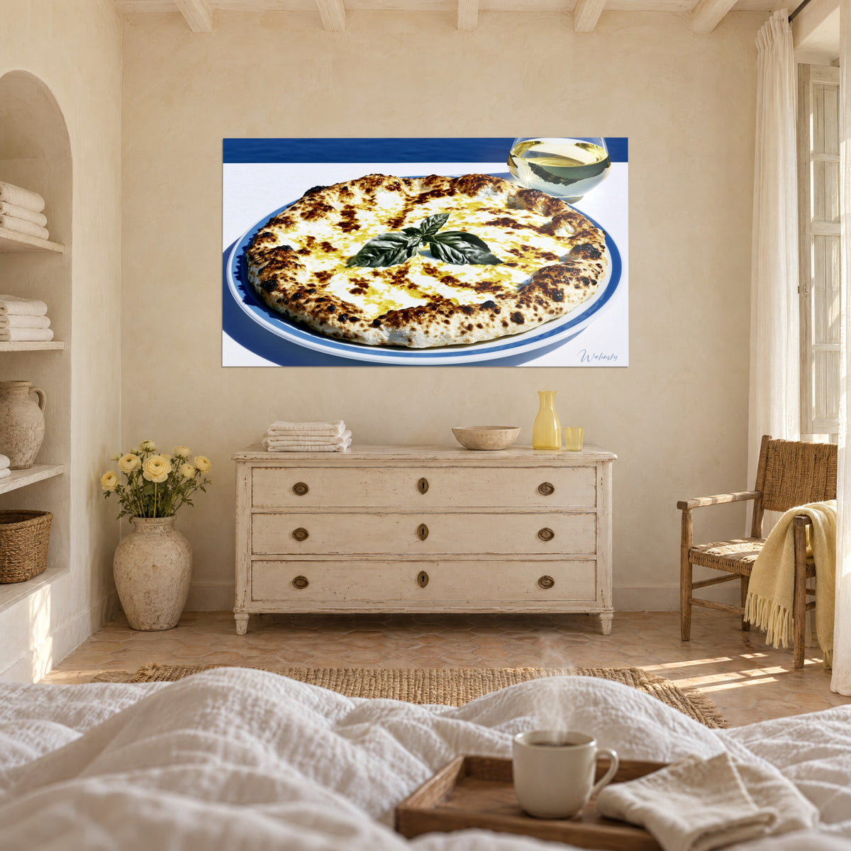 Obraz pizza z roztopionym serem i głęboką zielenią bazylii, biały talerz z niebieskim obrzeżem, nad łóżkiem w jasnej sypialni