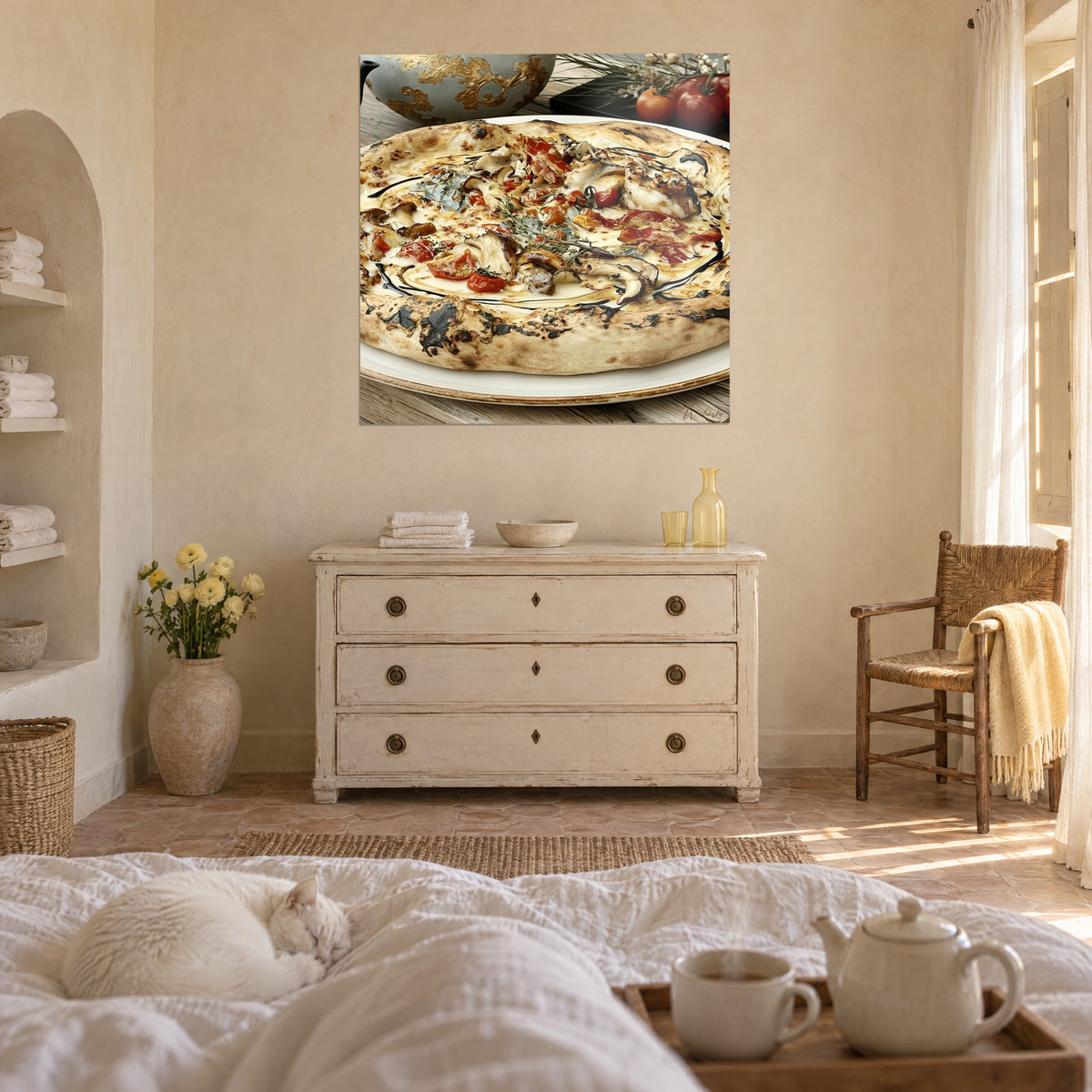 Tableau pizza au fromage fondu, tomates cerises écarlates et champignons bruns, un chat blanc couché, au-dessus d'un lit dans une chambre claire