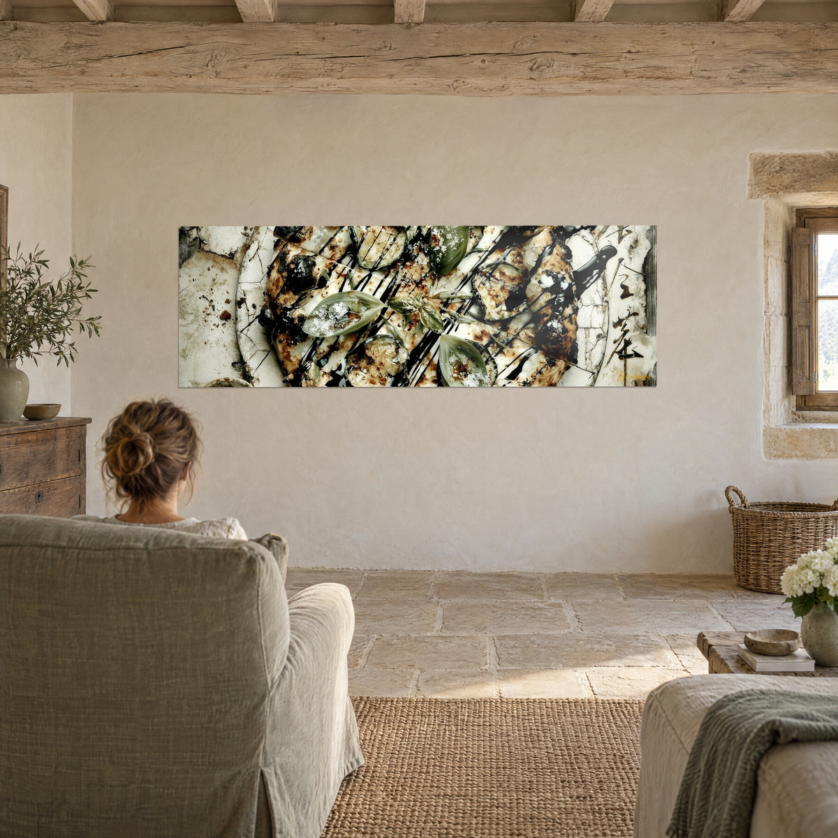 Quadro pizza bianca croccante irrorata di balsamico nero ed erbe ghiacciate verde tenue, donna di spalle, soggiorno in pietra