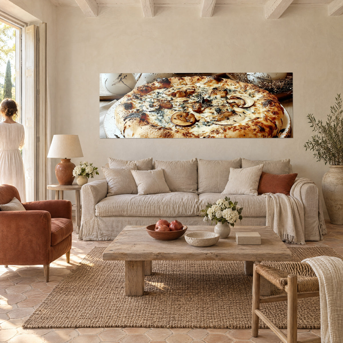 Tableau pizza dorée garnie de champignons bruns et de fromage crémeux, bord ambré, au-dessus d'un canapé dans un salon lumineux