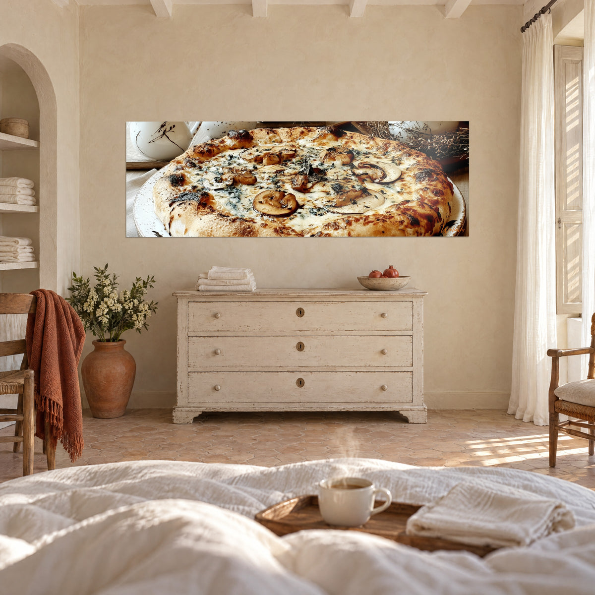 Tableau pizza blanche aux champignons entiers, croûte caramel et fromage fondu ivoire, au-dessus d'un lit dans une chambre claire