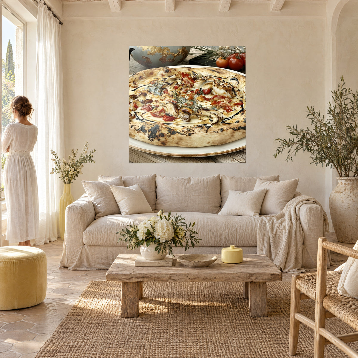 Schilderij Witte romige pizza met geroosterde tomaten en champignons, goudgeblakerde korst, een vrouw van achteren, boven een bank in een lichte woonkamer