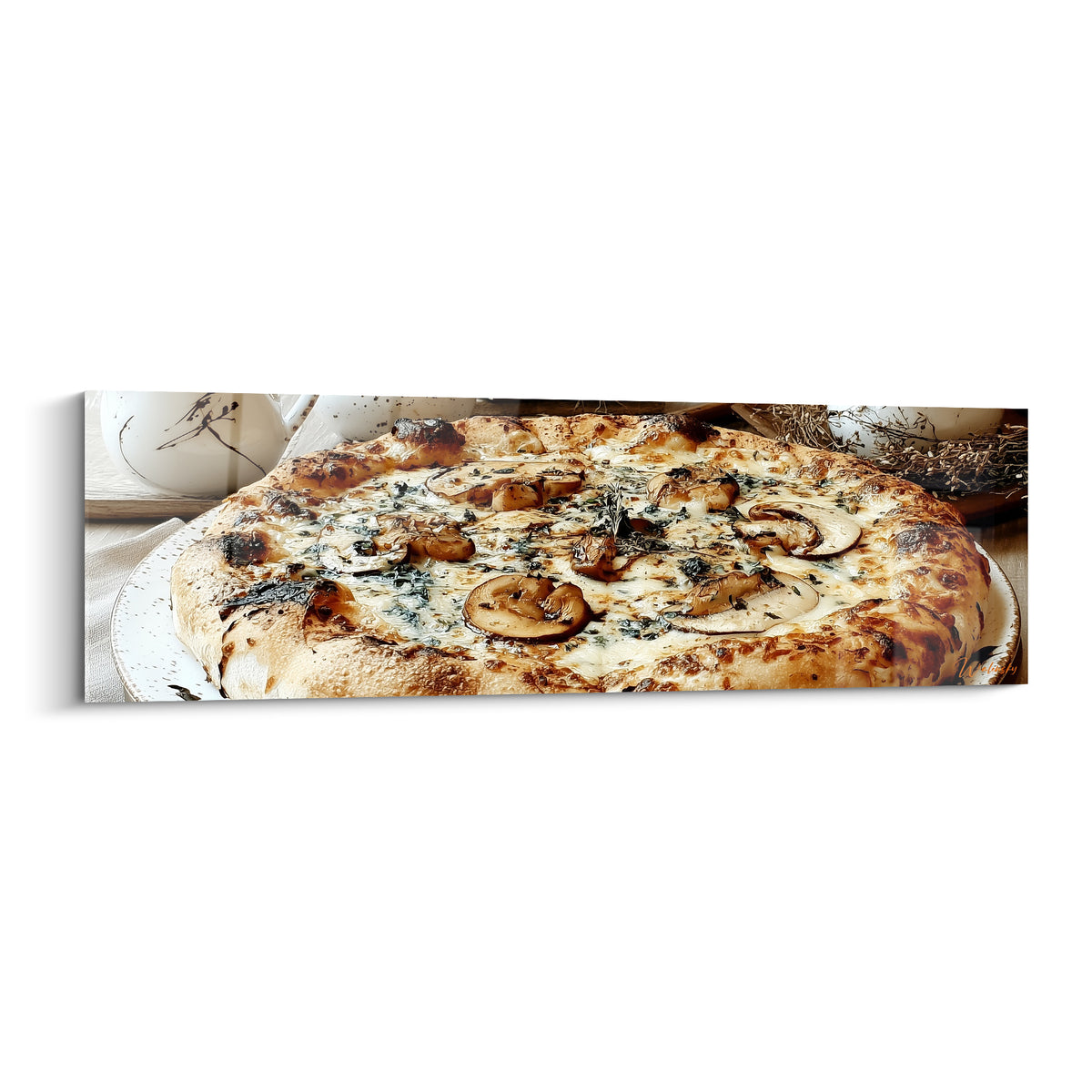 Pizza aux champignons dorée, croûte brune et herbes anthracite, cadrage rapproché sur fond neutre.